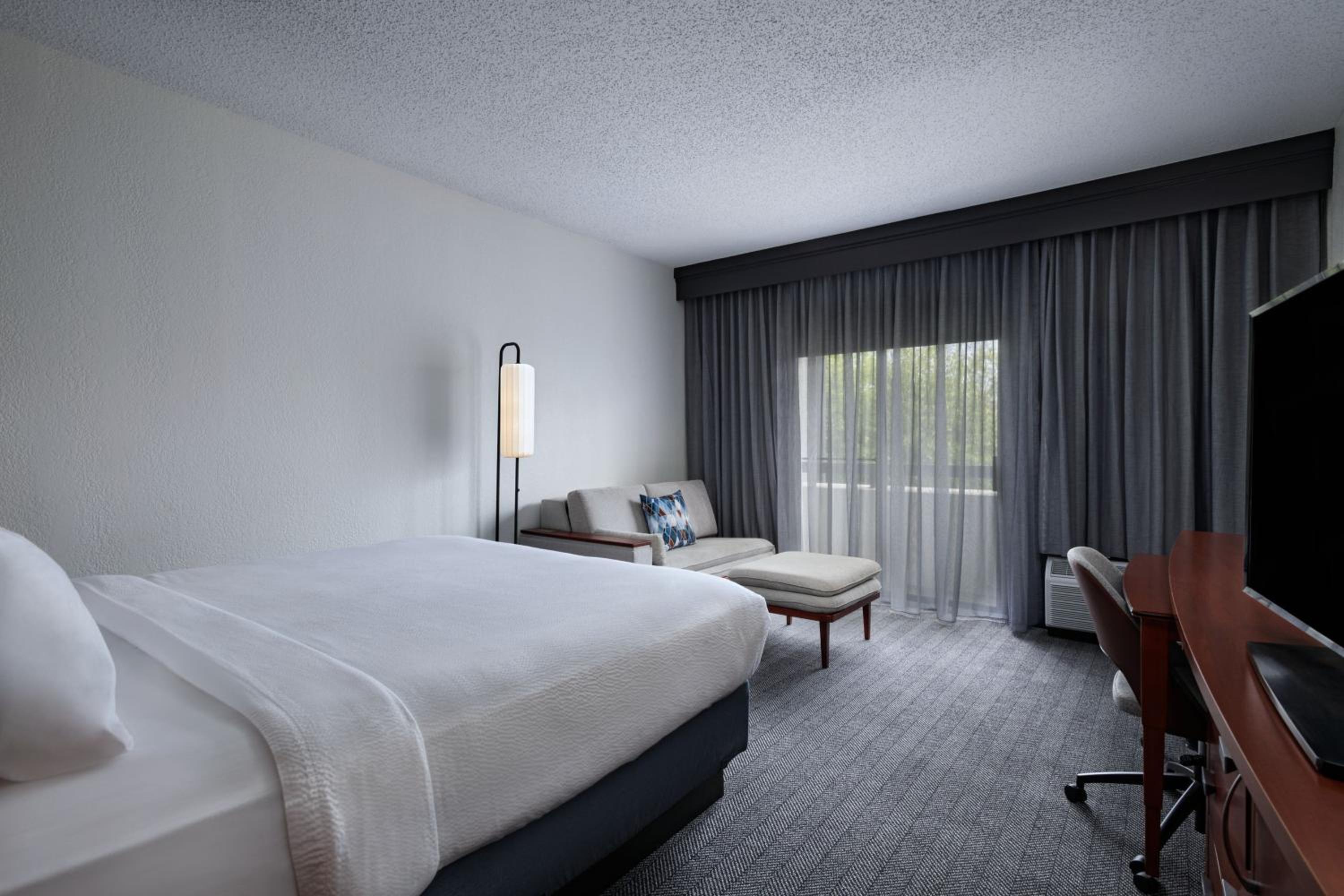 King Room with Sofa Bed - Photo 1