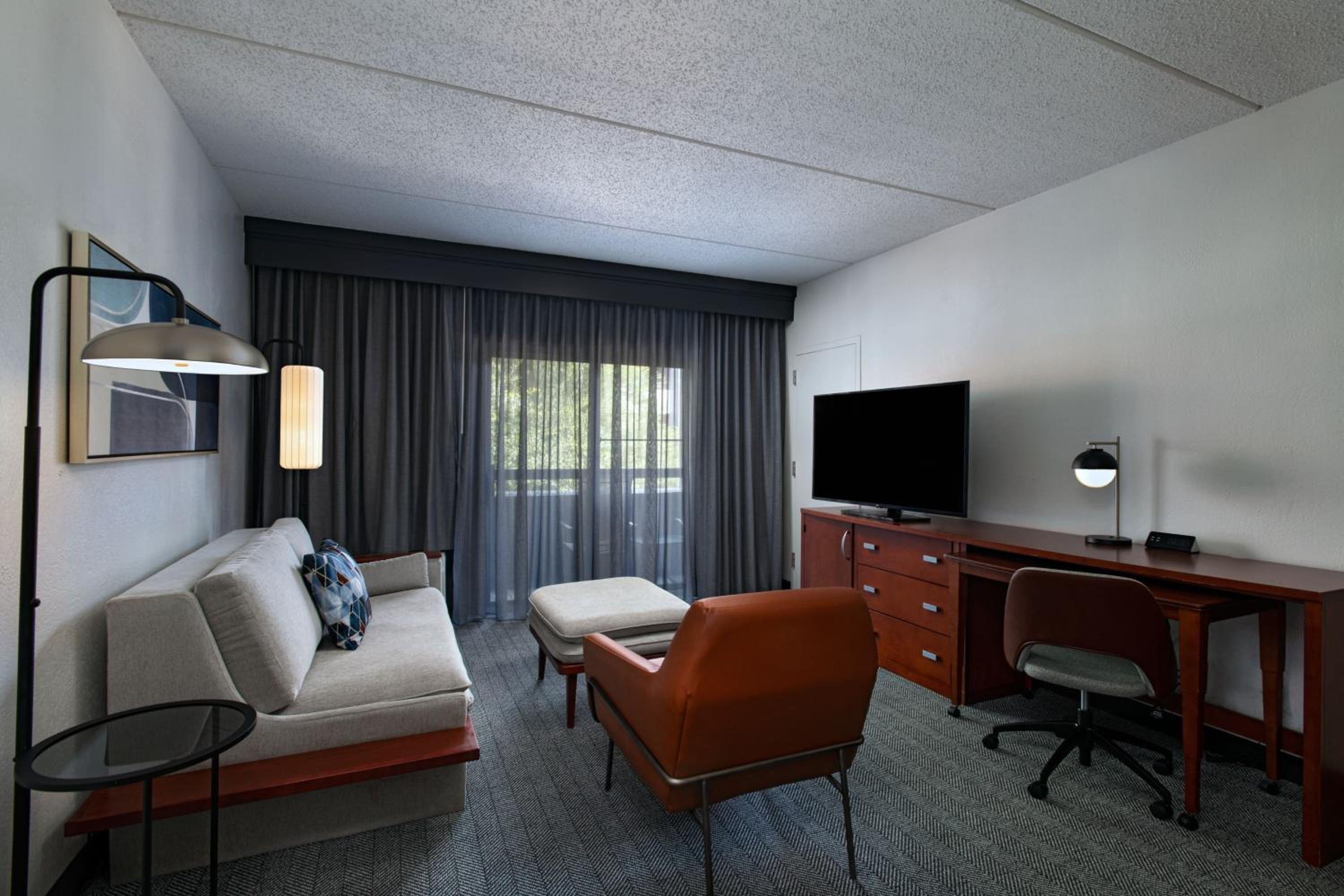 One-Bedroom Queen/Queen Suite with Sofa Bed - Photo 4
