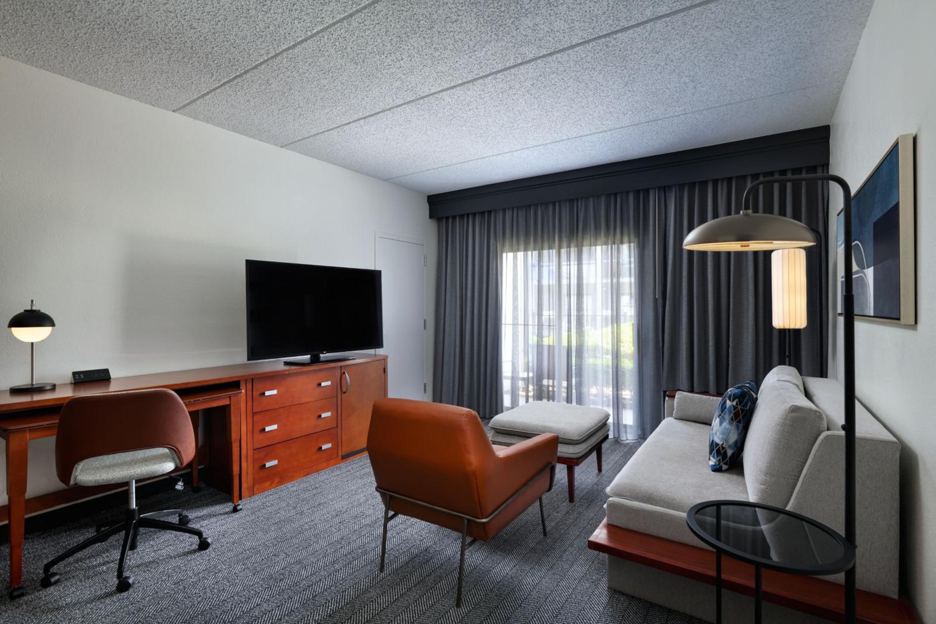 One-Bedroom Queen/Queen Suite with Sofa Bed - Photo 3