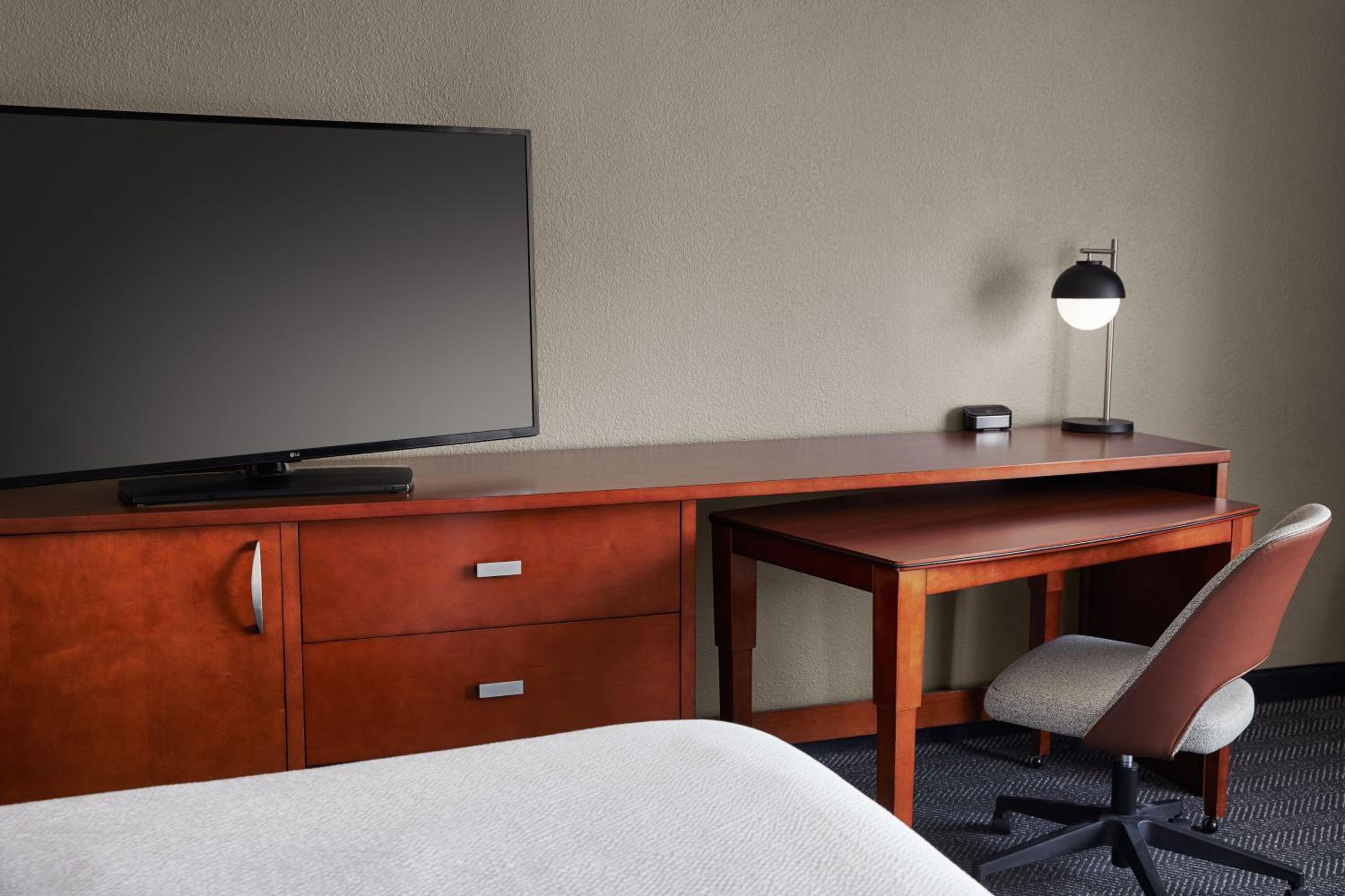King Room with Sofa Bed - Photo 3