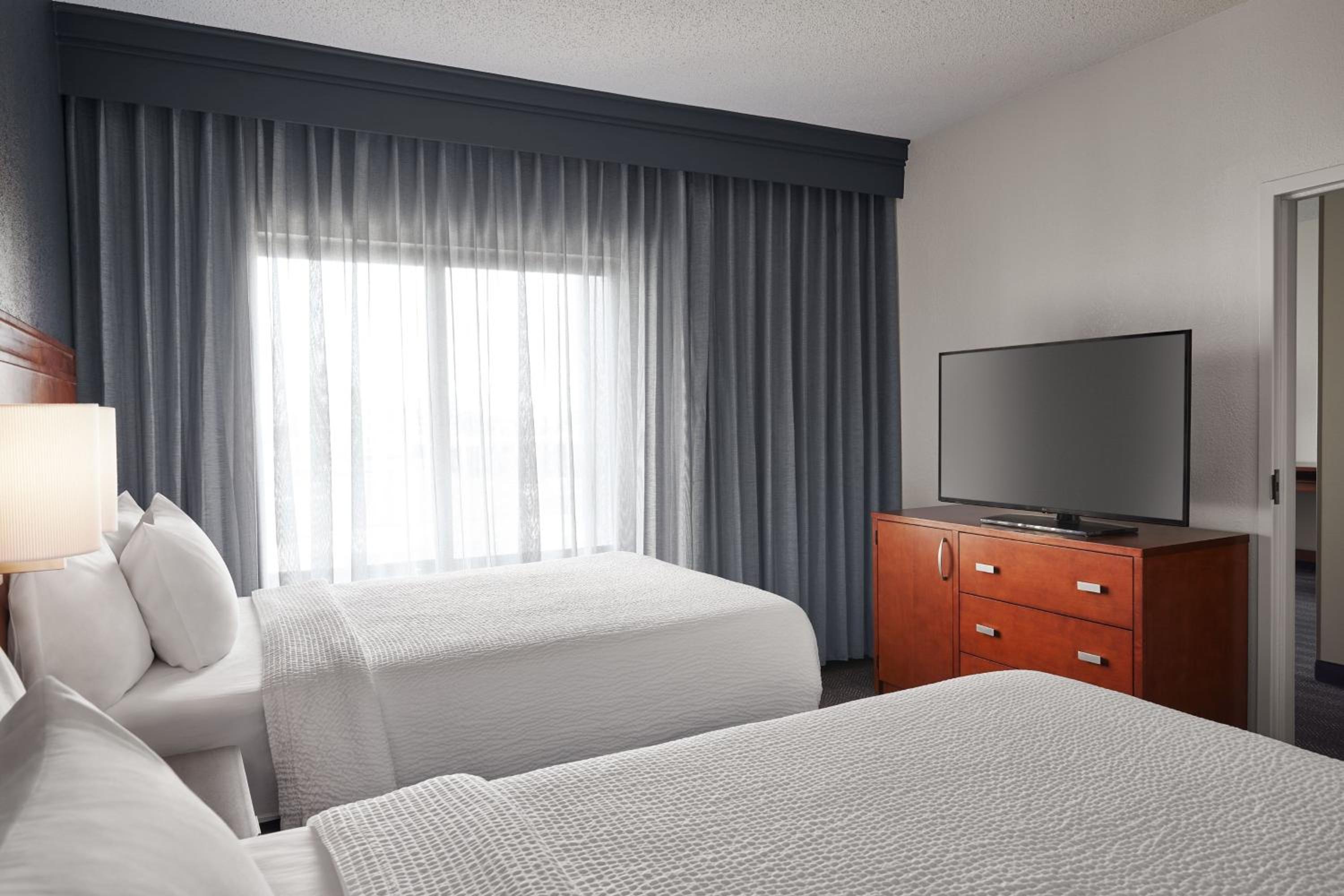 One-Bedroom Suite with Two Double Beds and Sofa Bed - Photo 3