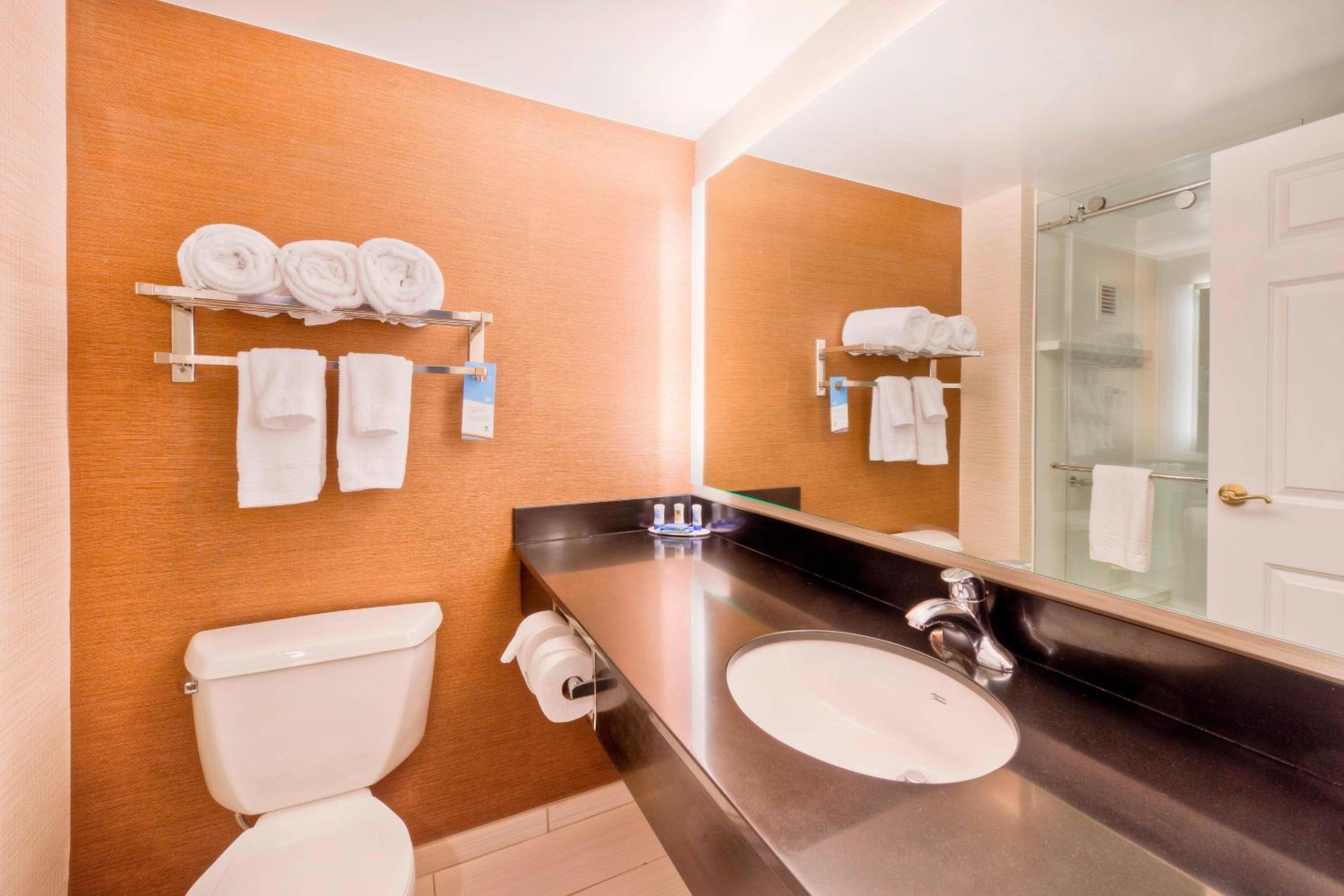 King Room With Sofa Bed And Adapted Tub - Mobility Accessible - Photo 3