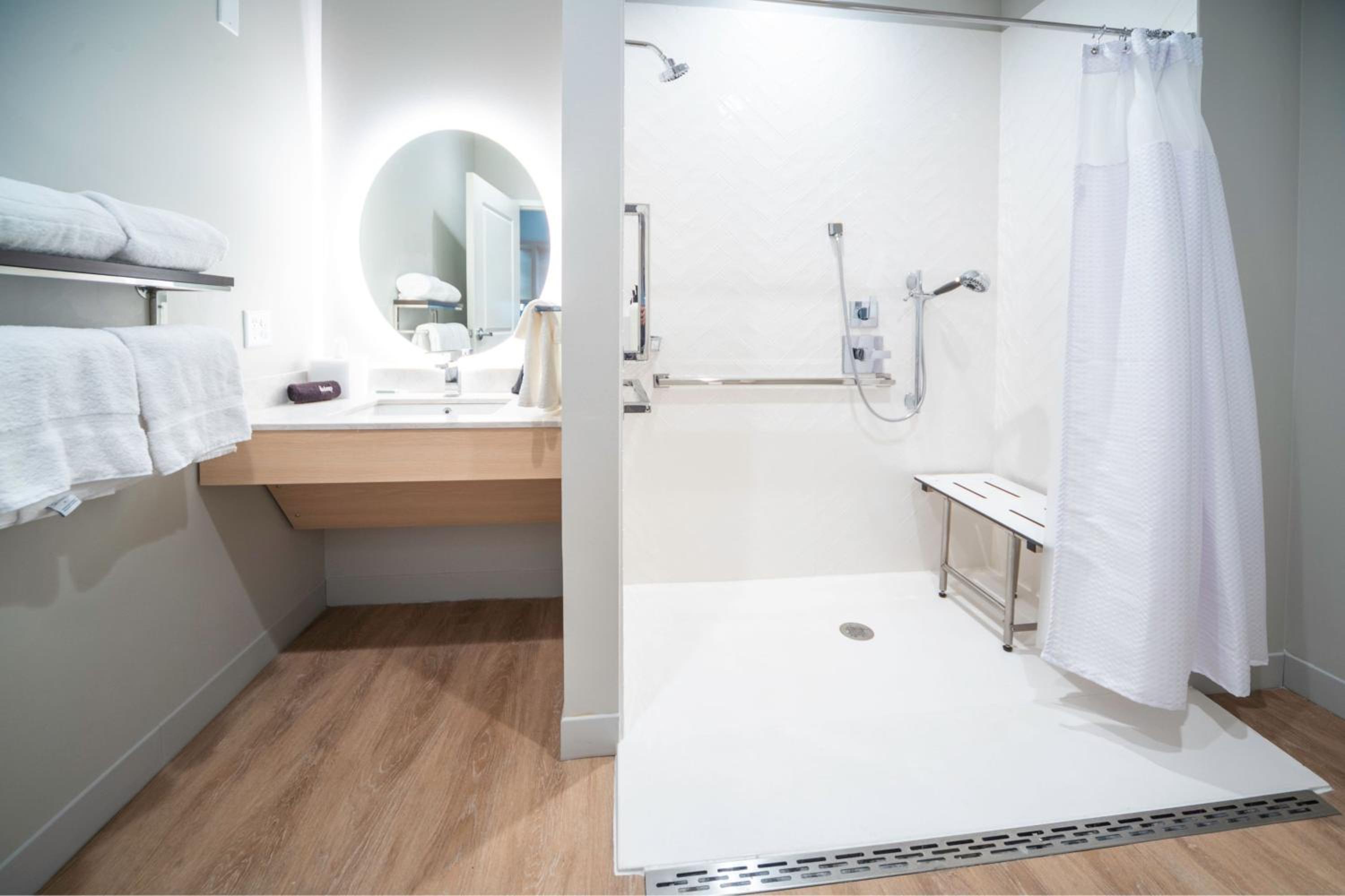Studio with Two Queen Beds and Roll-In Shower - Mobility Accessible