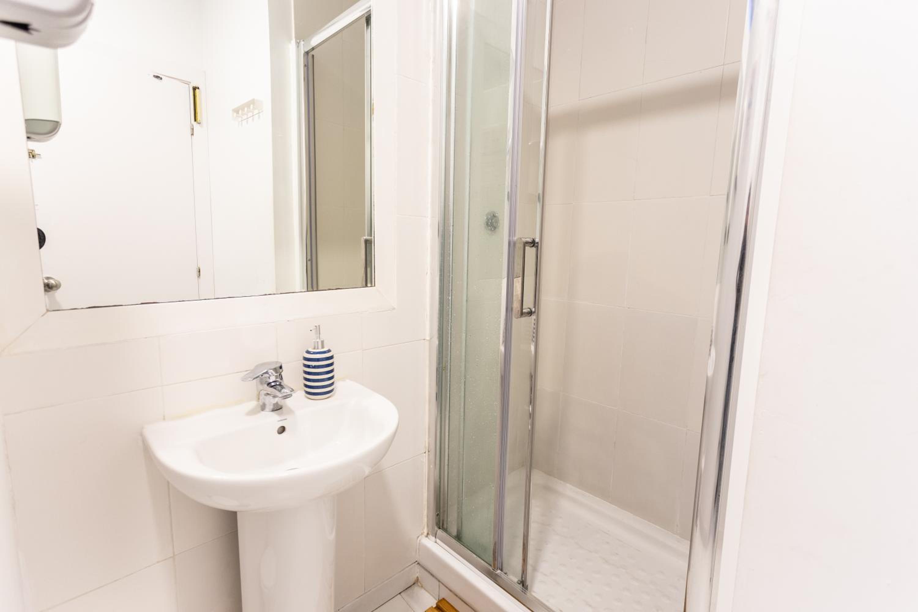 Quadruple Double Bunk Bed Room with Shared Bathroom photo 2