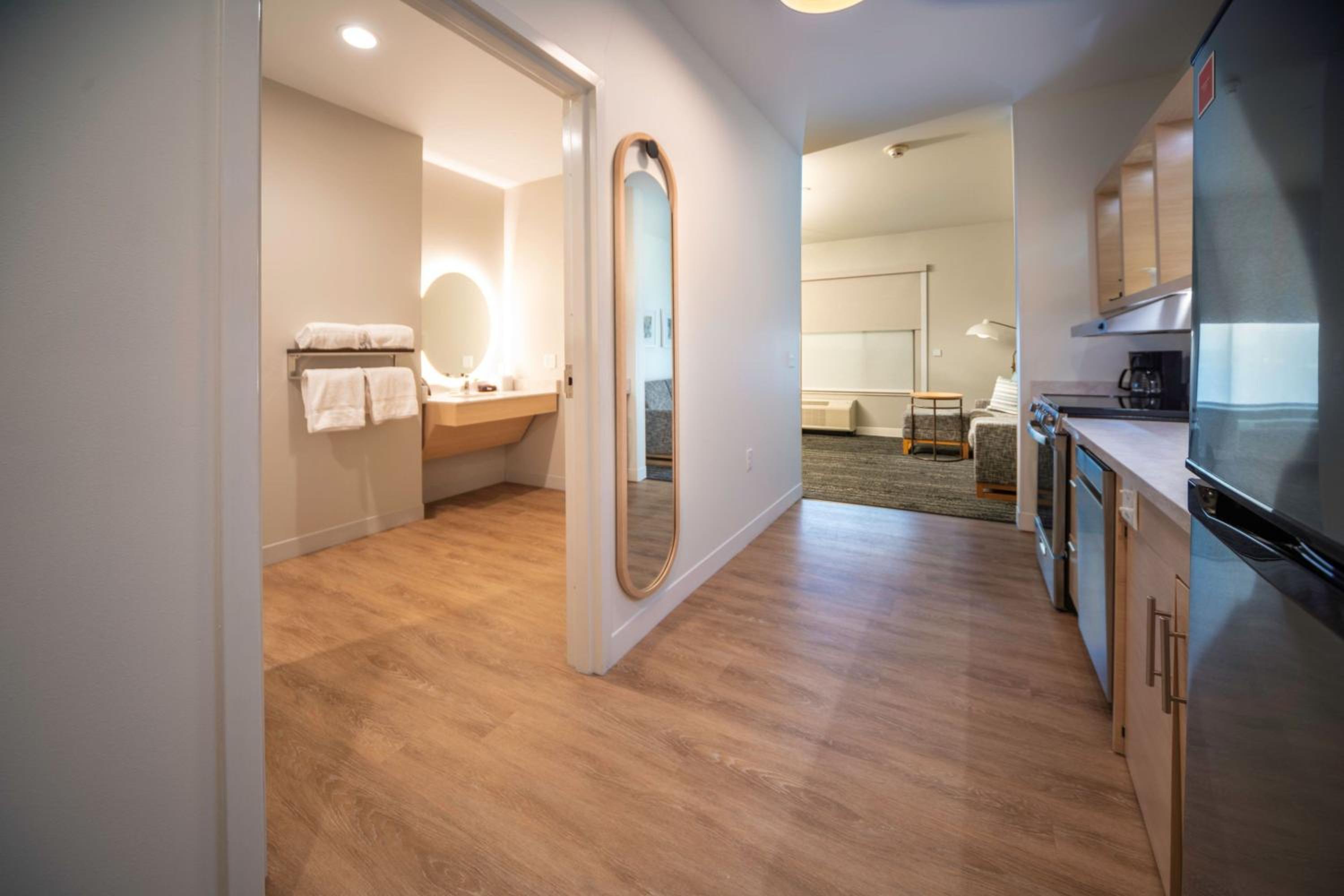 One-Bedroom Queen Suite  - Photo 6