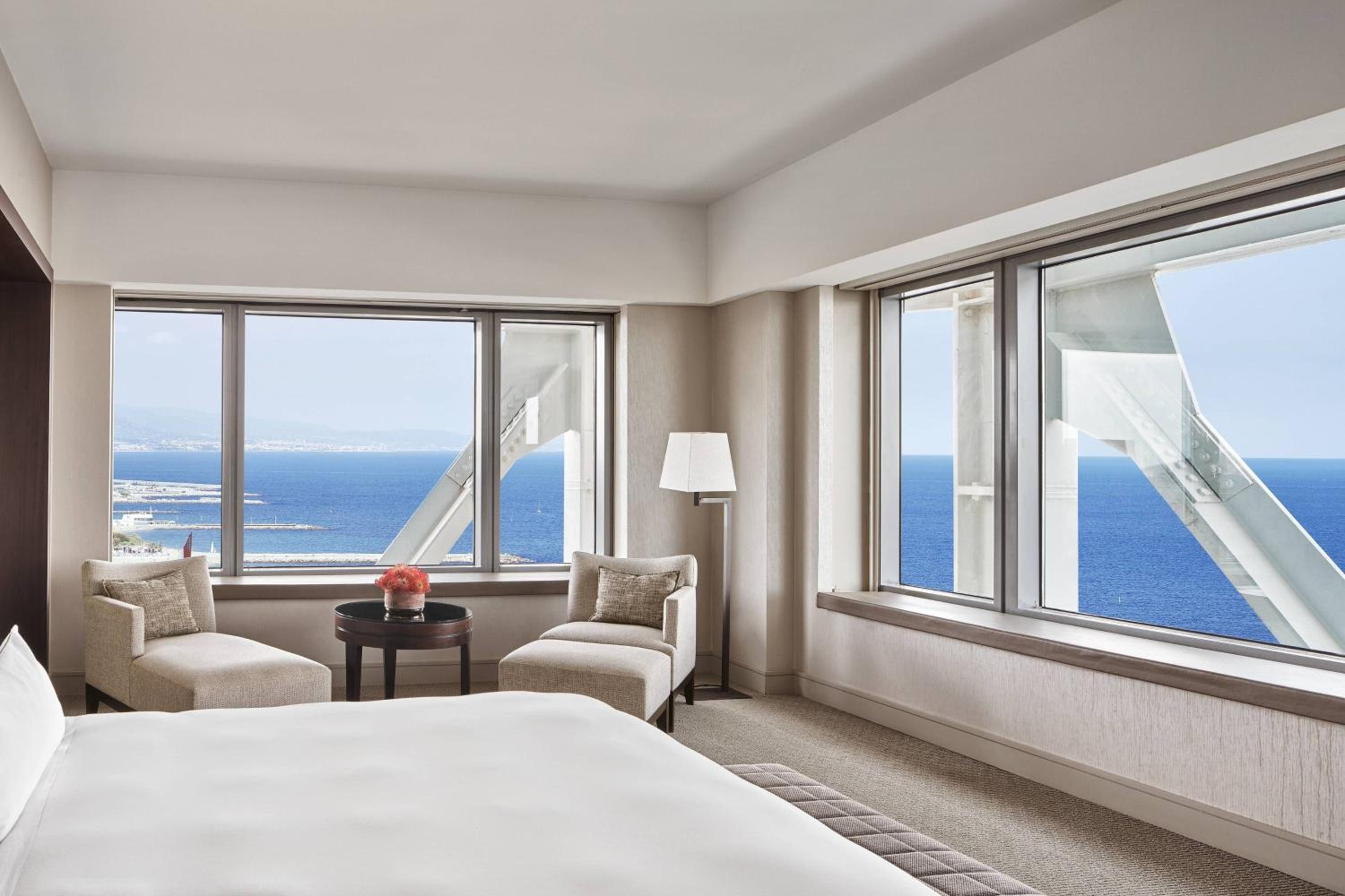 Horizon One-Bedroom King Suite with Sea Front