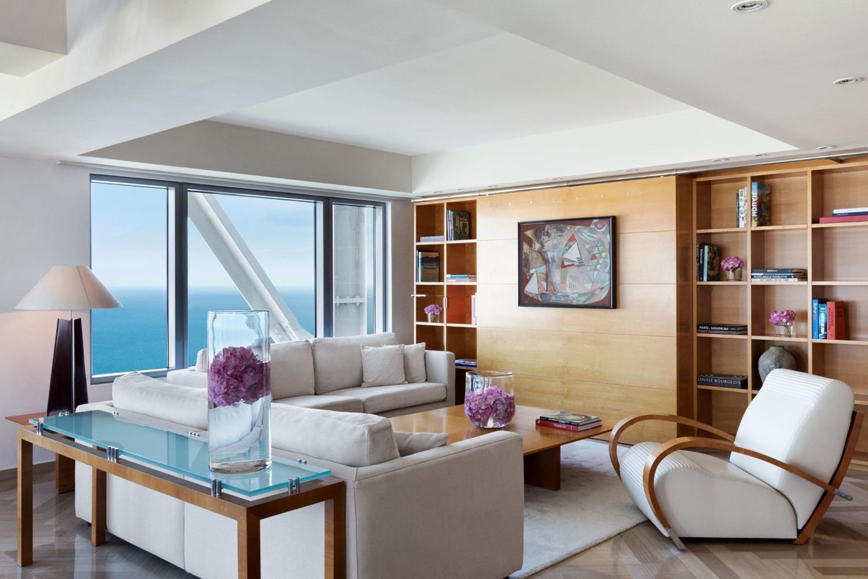 Three-Bedroom Penthouse With Skyline View - High Floor
