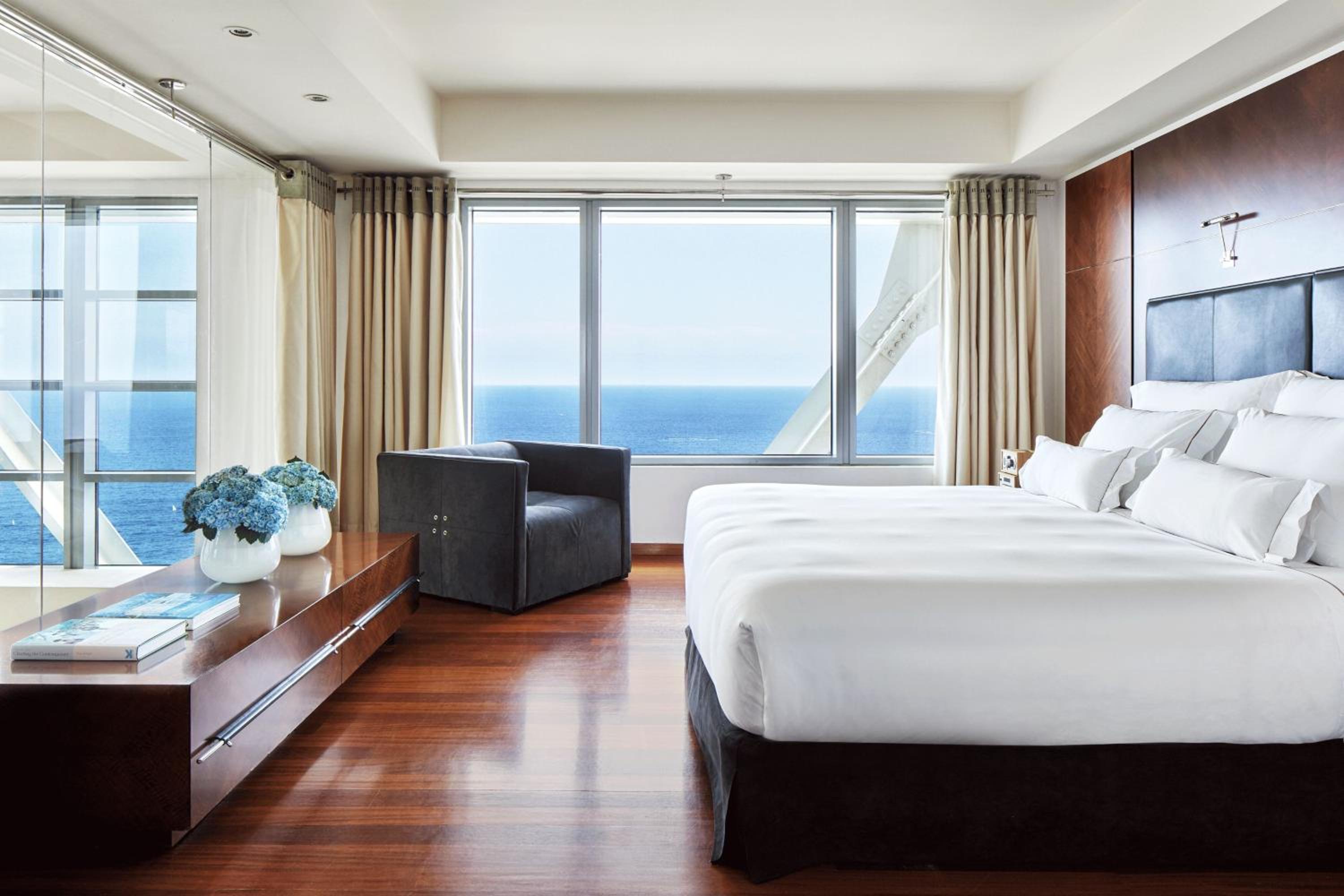 Three-Bedroom Penthouse With Skyline View - High Floor