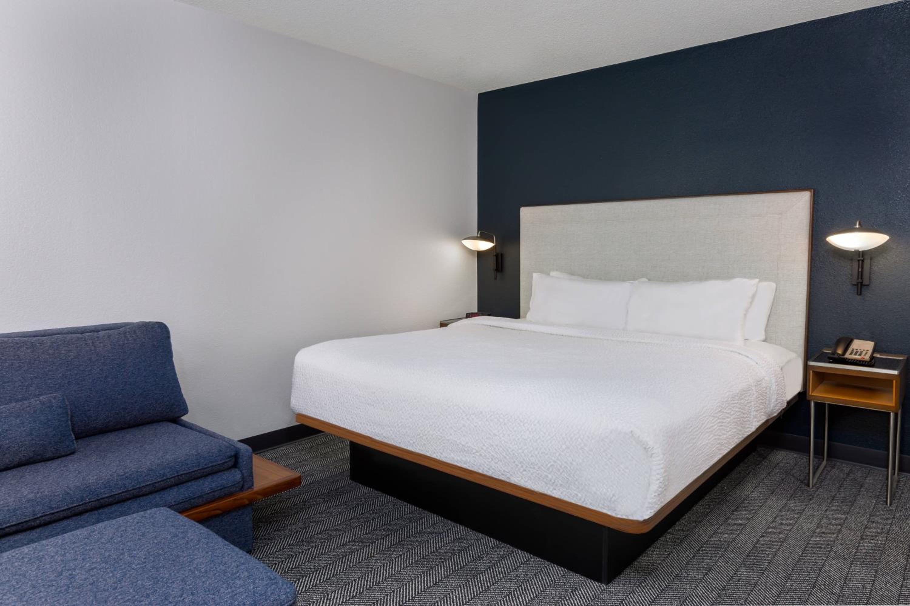 King Room with Sofa Bed - Photo 3