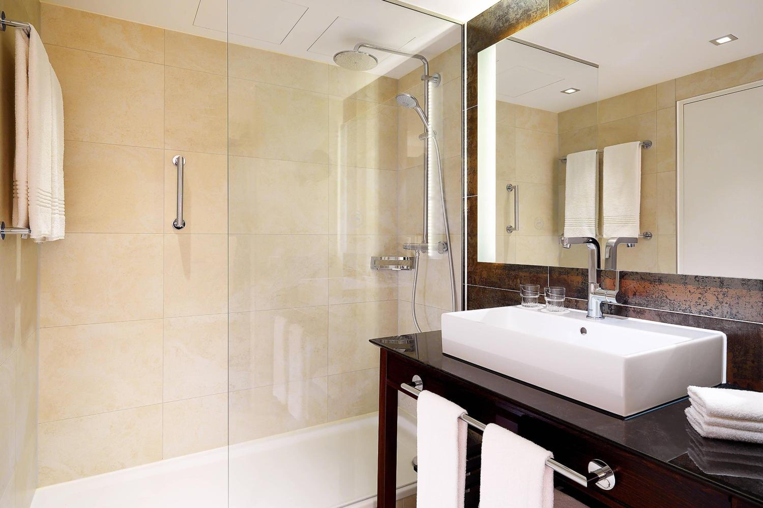 Standard Queen Room - Photo 8