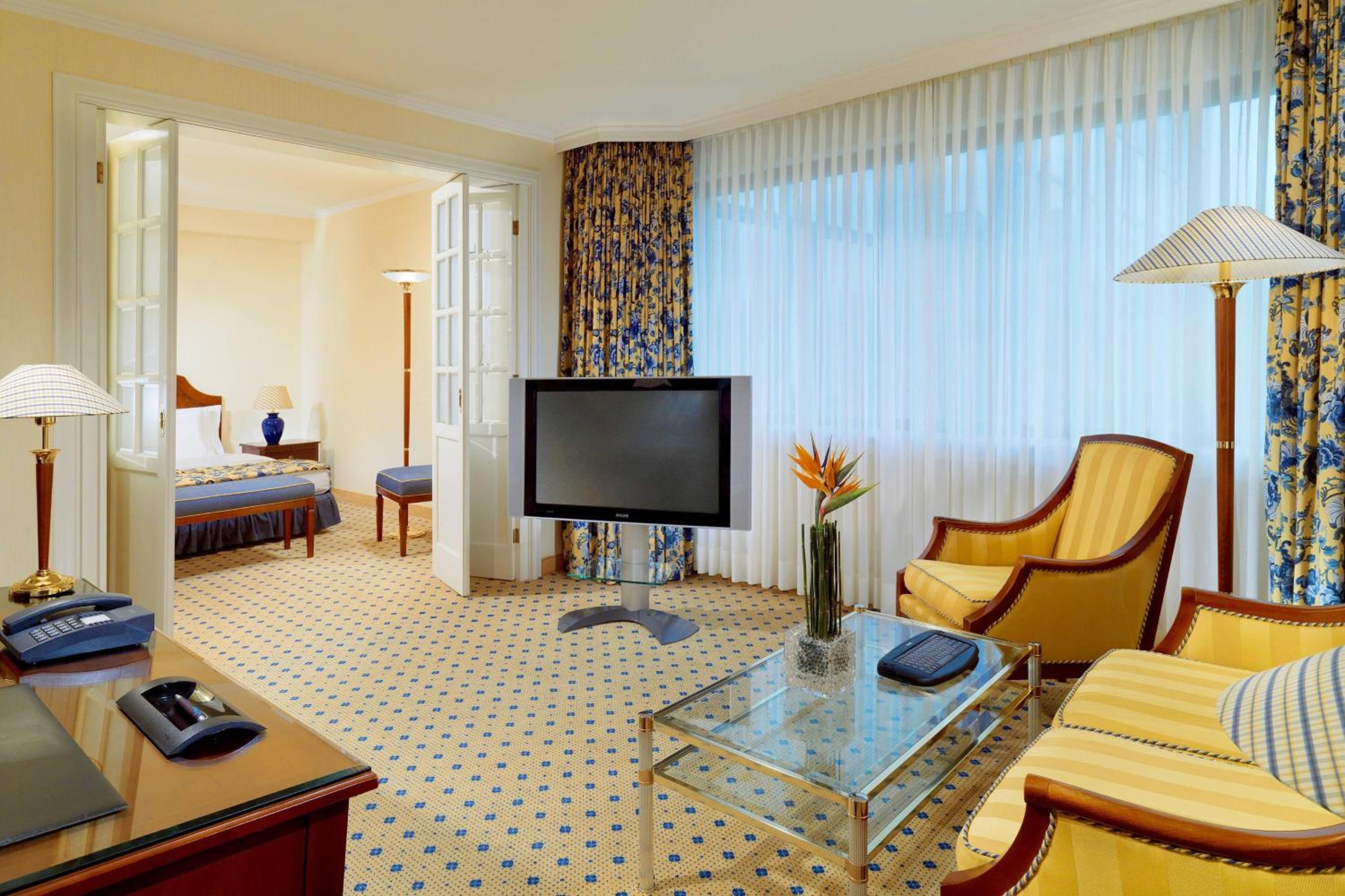 Executive Suite - Photo 3