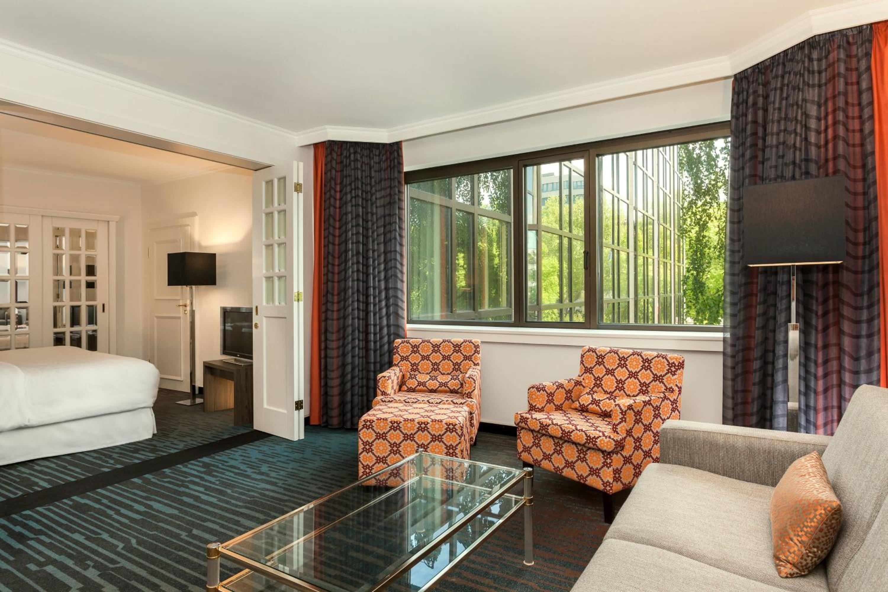 Executive Suite - Photo 2