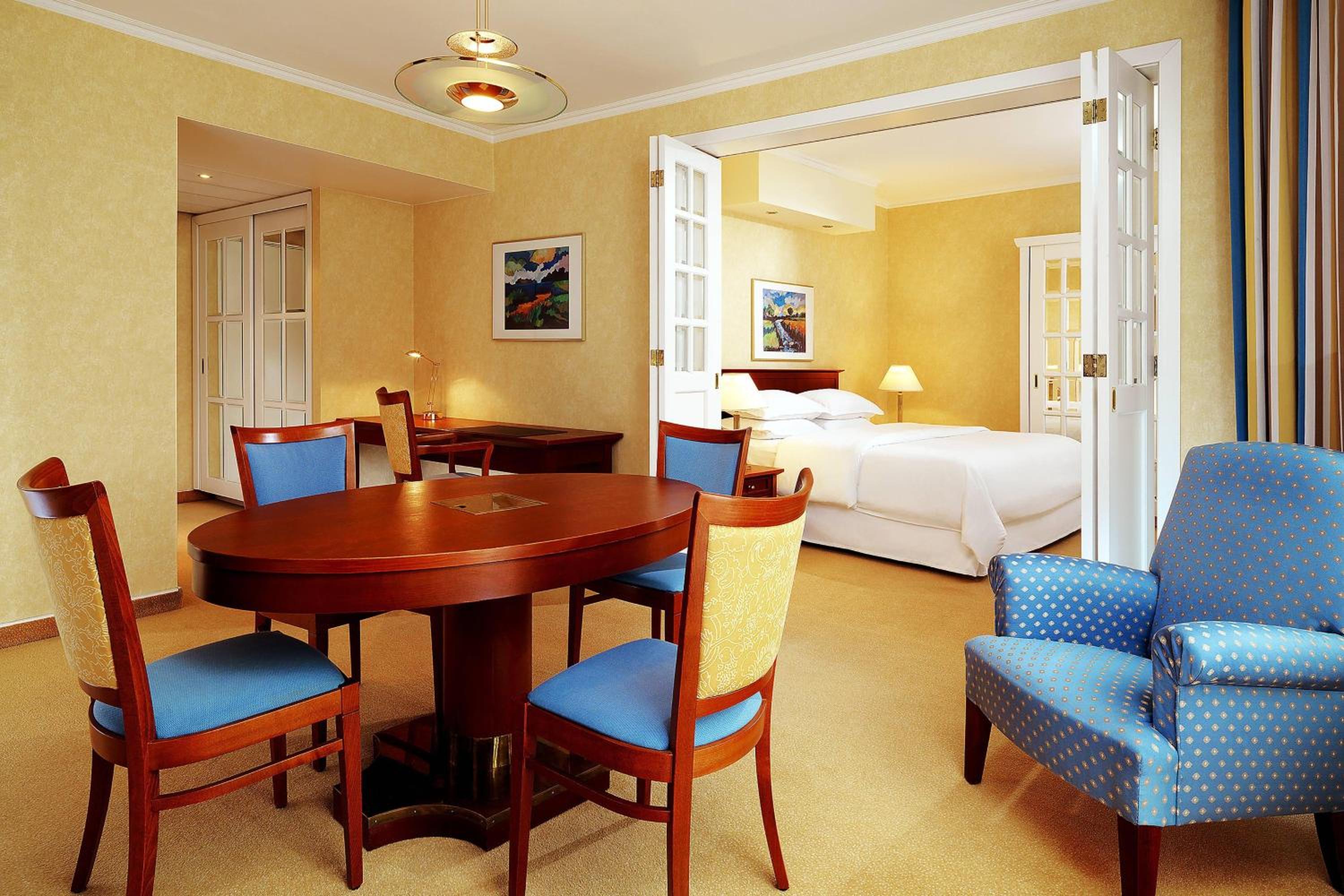 Executive Suite - Photo 5