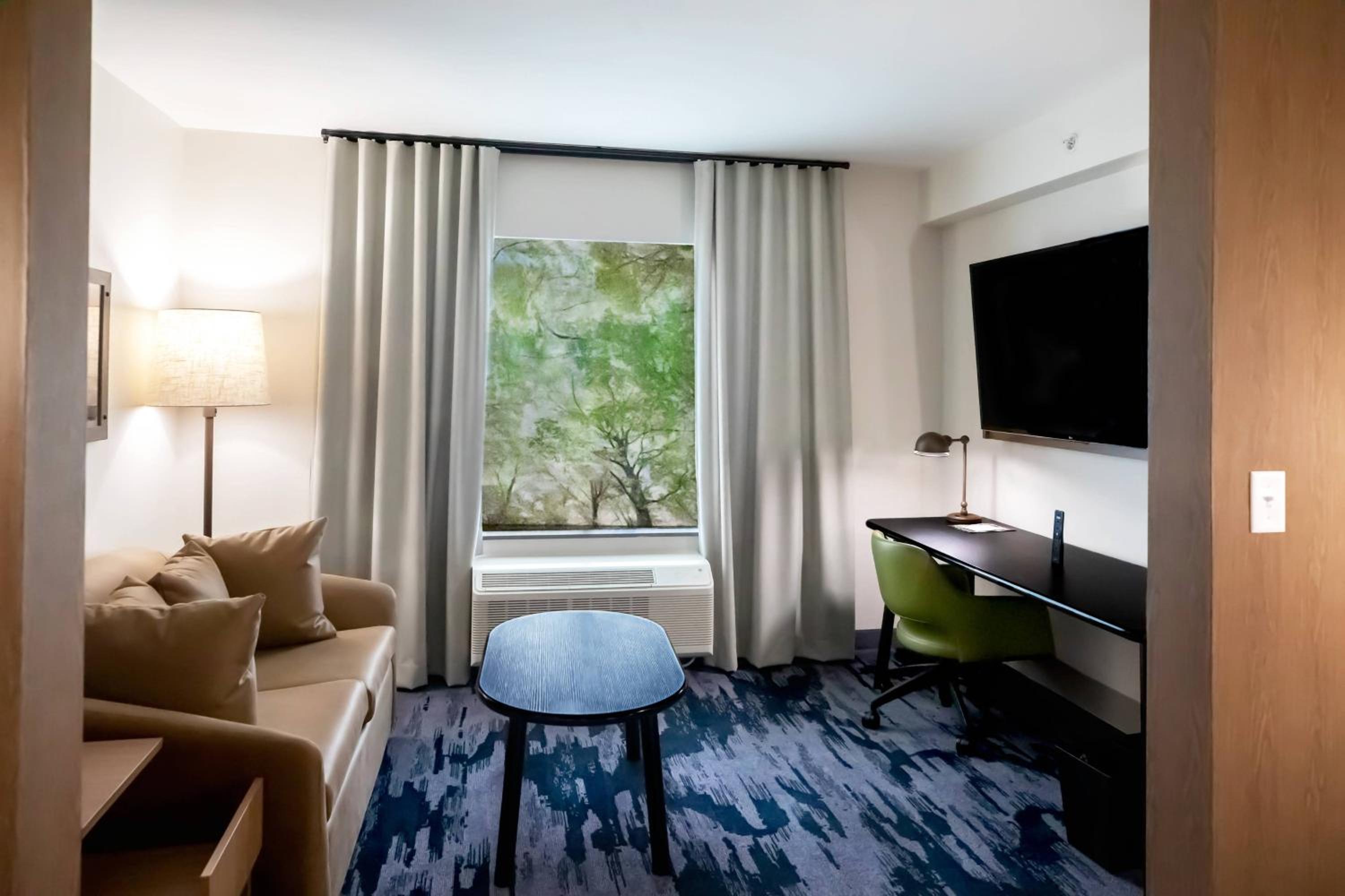 Executive King Suite with Sofa Bed - Photo 1
