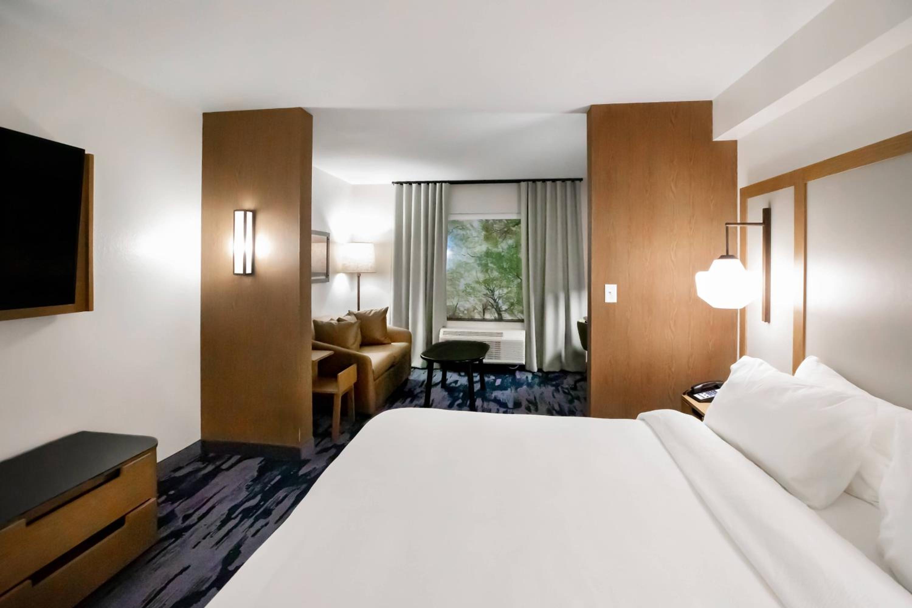 Executive King Suite with Sofa Bed - Photo 4