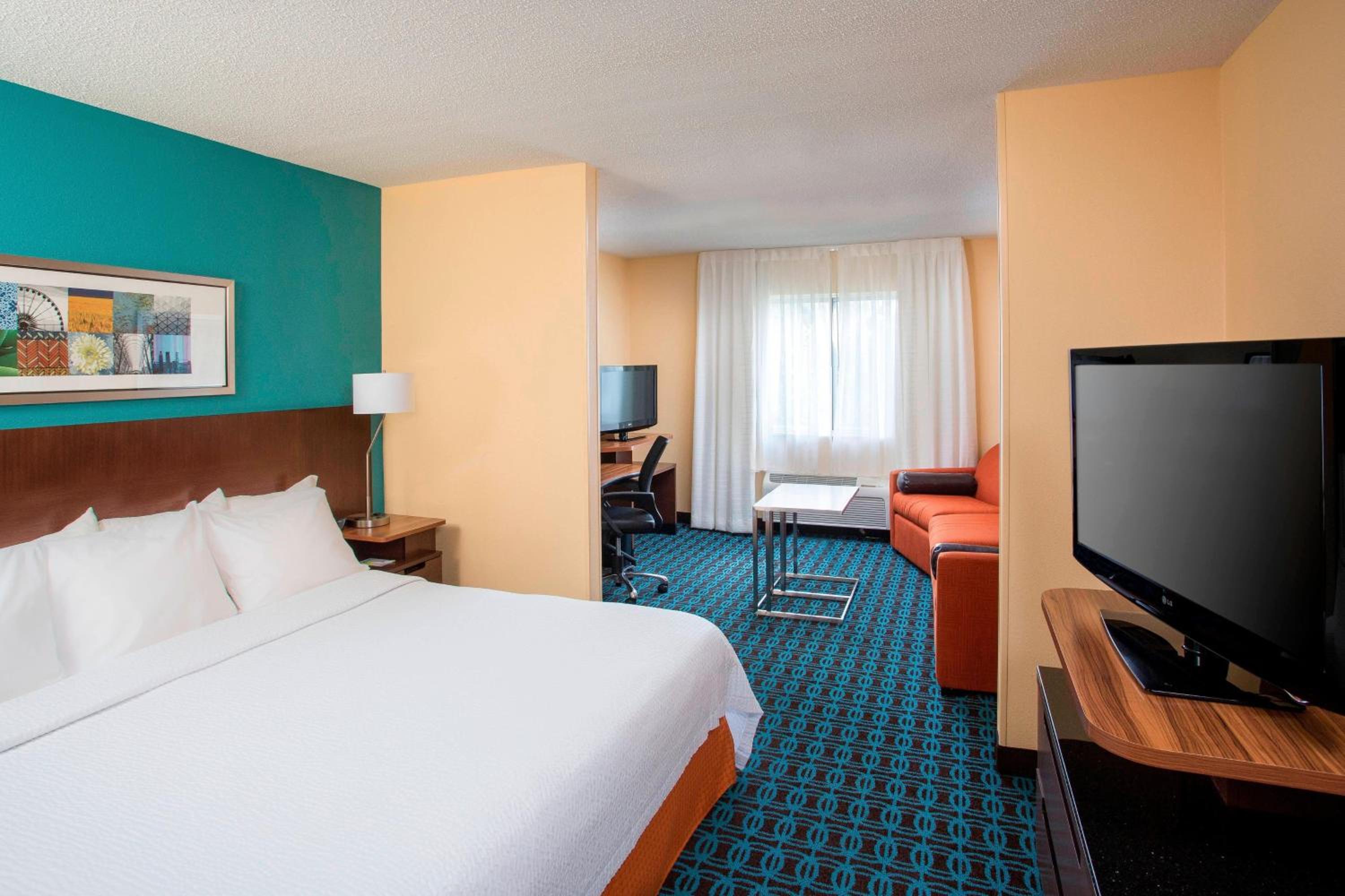 Deluxe King Room with Sofa Bed - Photo 3