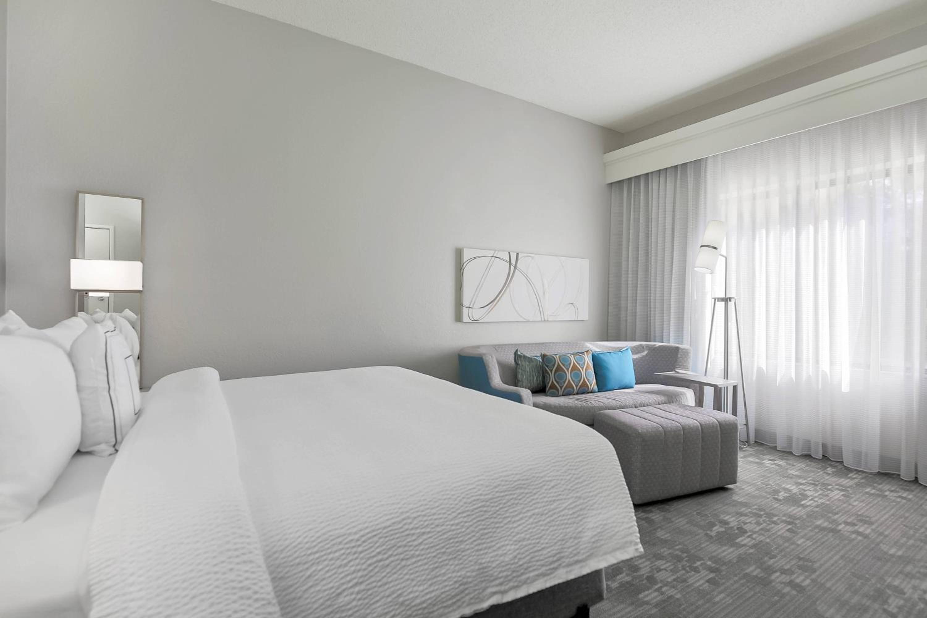 King Room with Sofa Bed - Photo 8