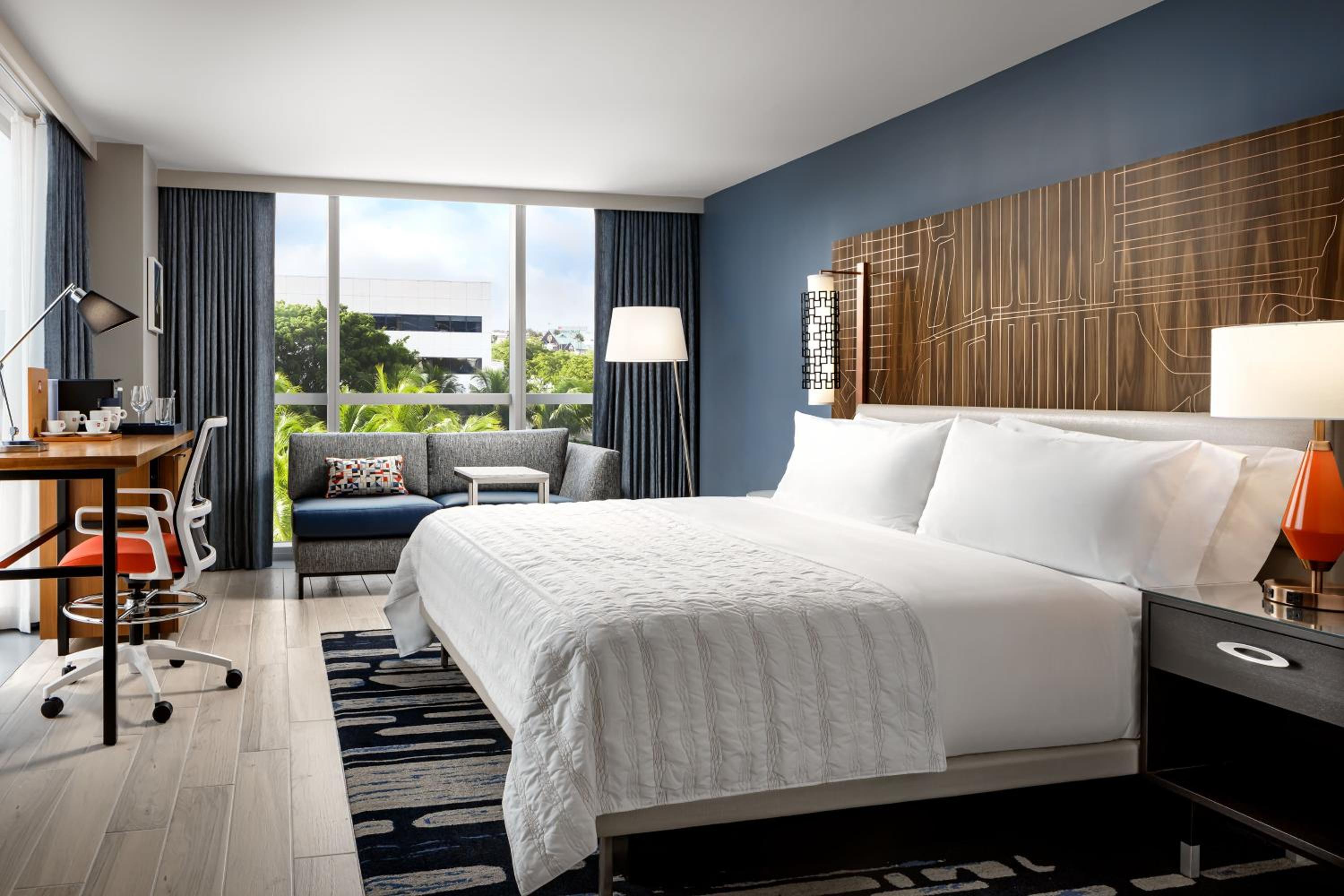 Deluxe Guest room, 1 King - Photo 1