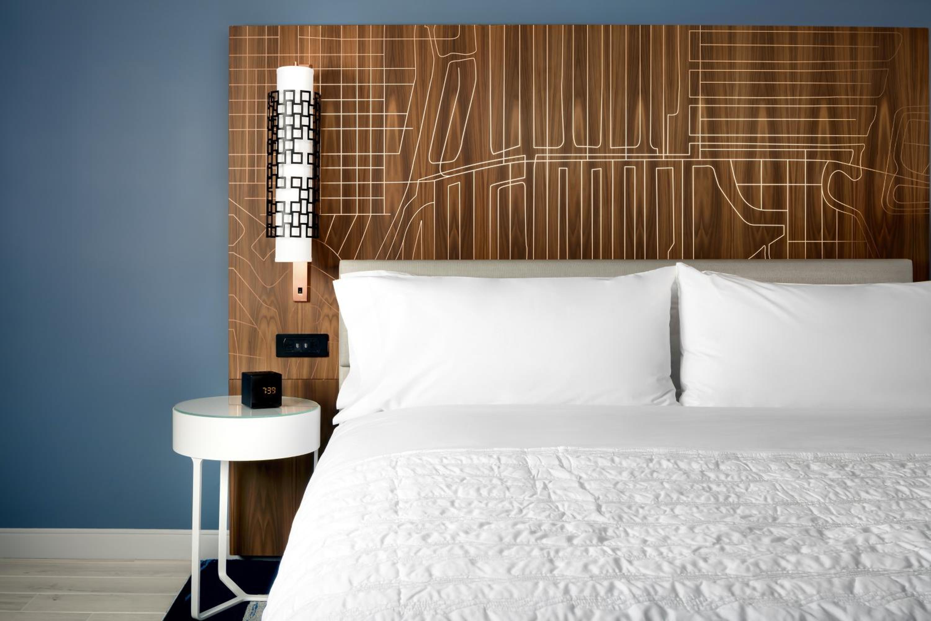 Deluxe Guest room, 1 King - Photo 2
