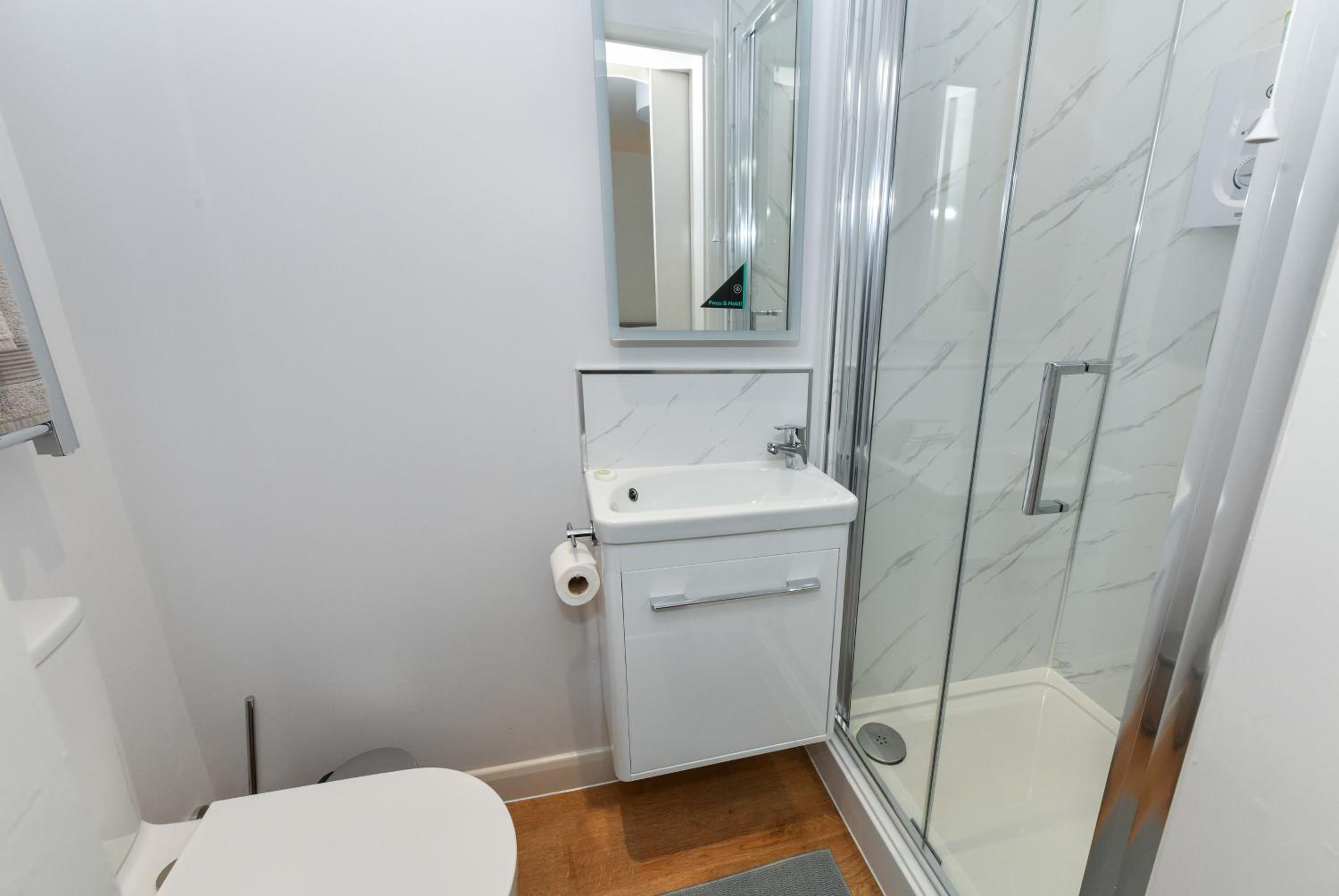 Double Room with Private Bathroom - Photo 7