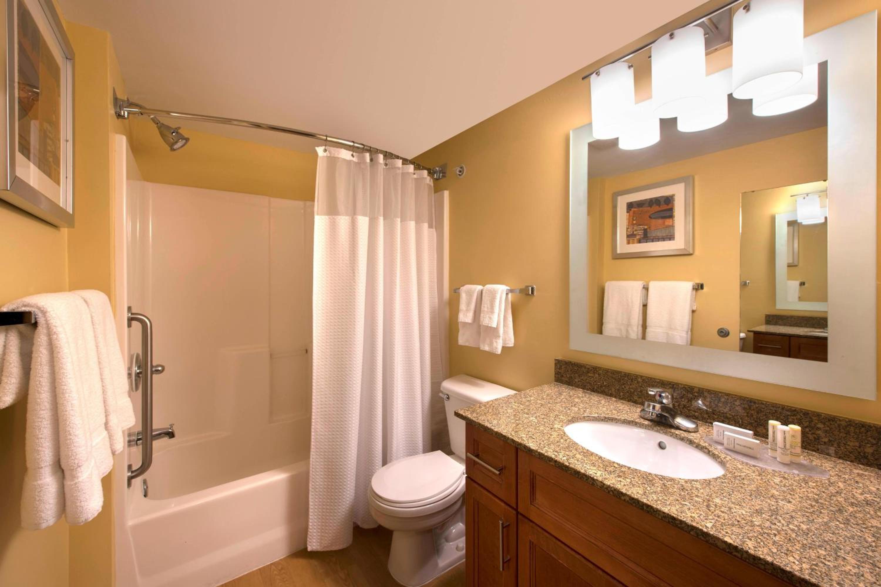 Two-Bedroom Queen Suite photo 2