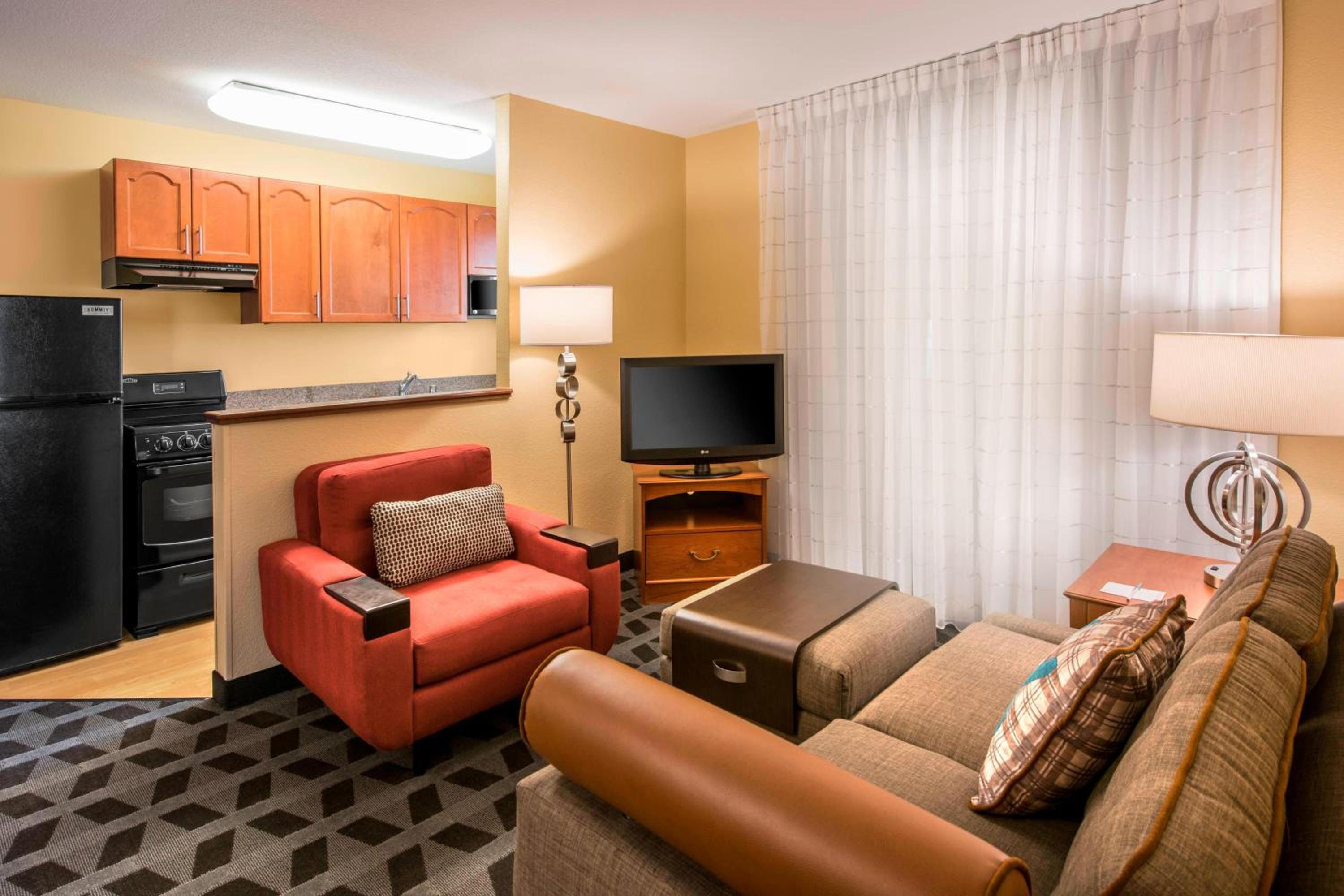 Two-Bedroom Queen Suite photo 3