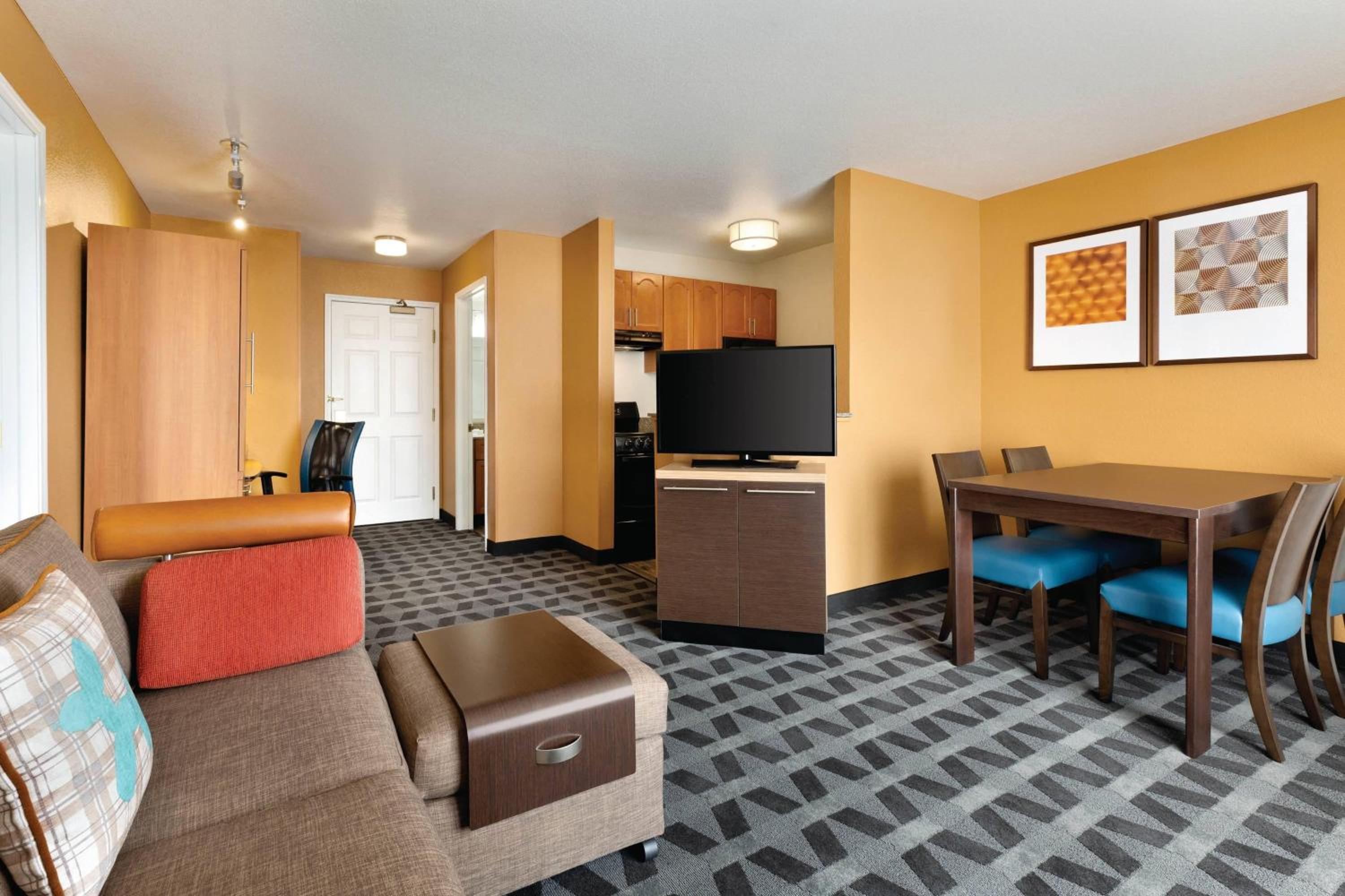 One-Bedroom Queen Suite photo 1