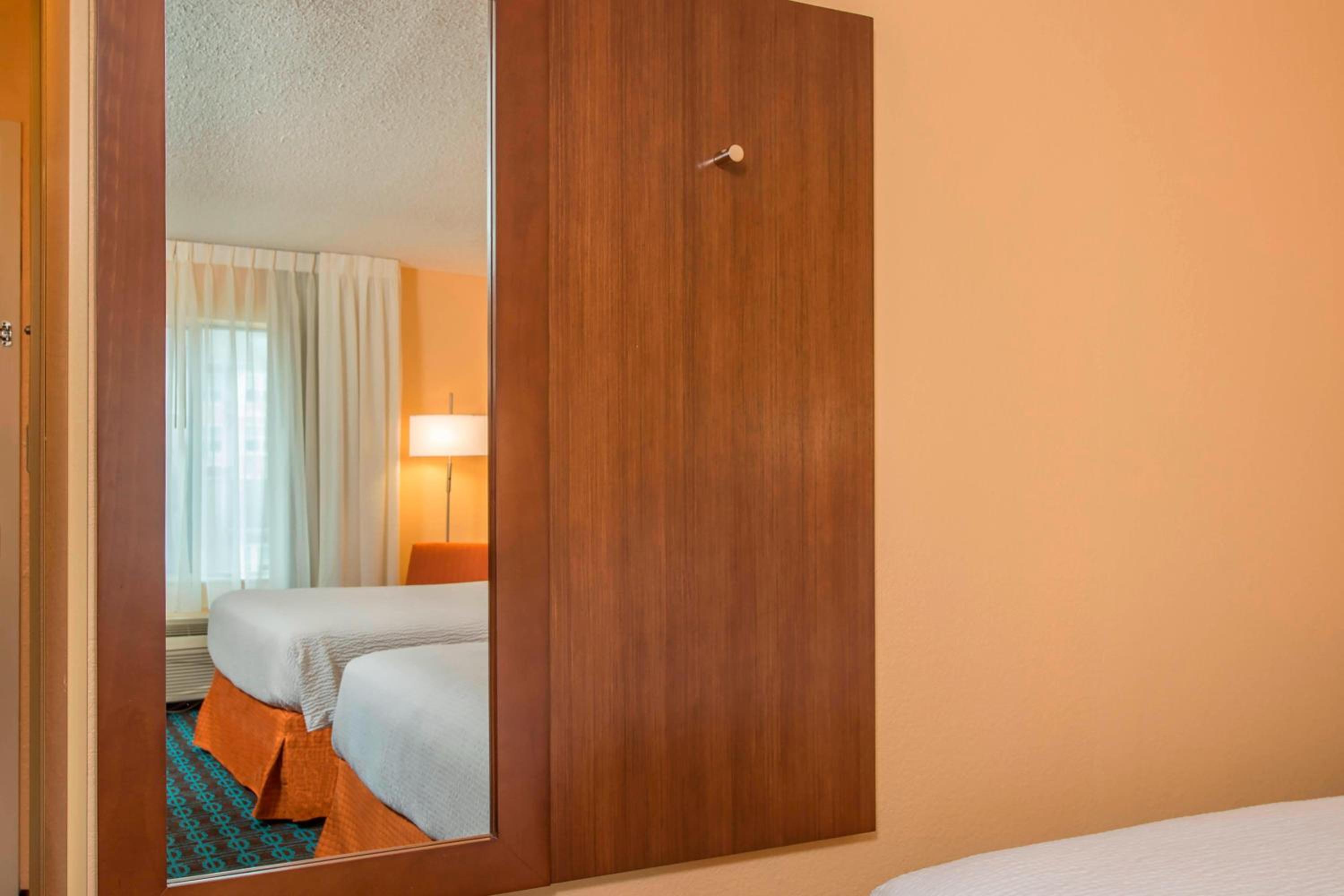 Queen Room with Two Queen Beds - Photo 4