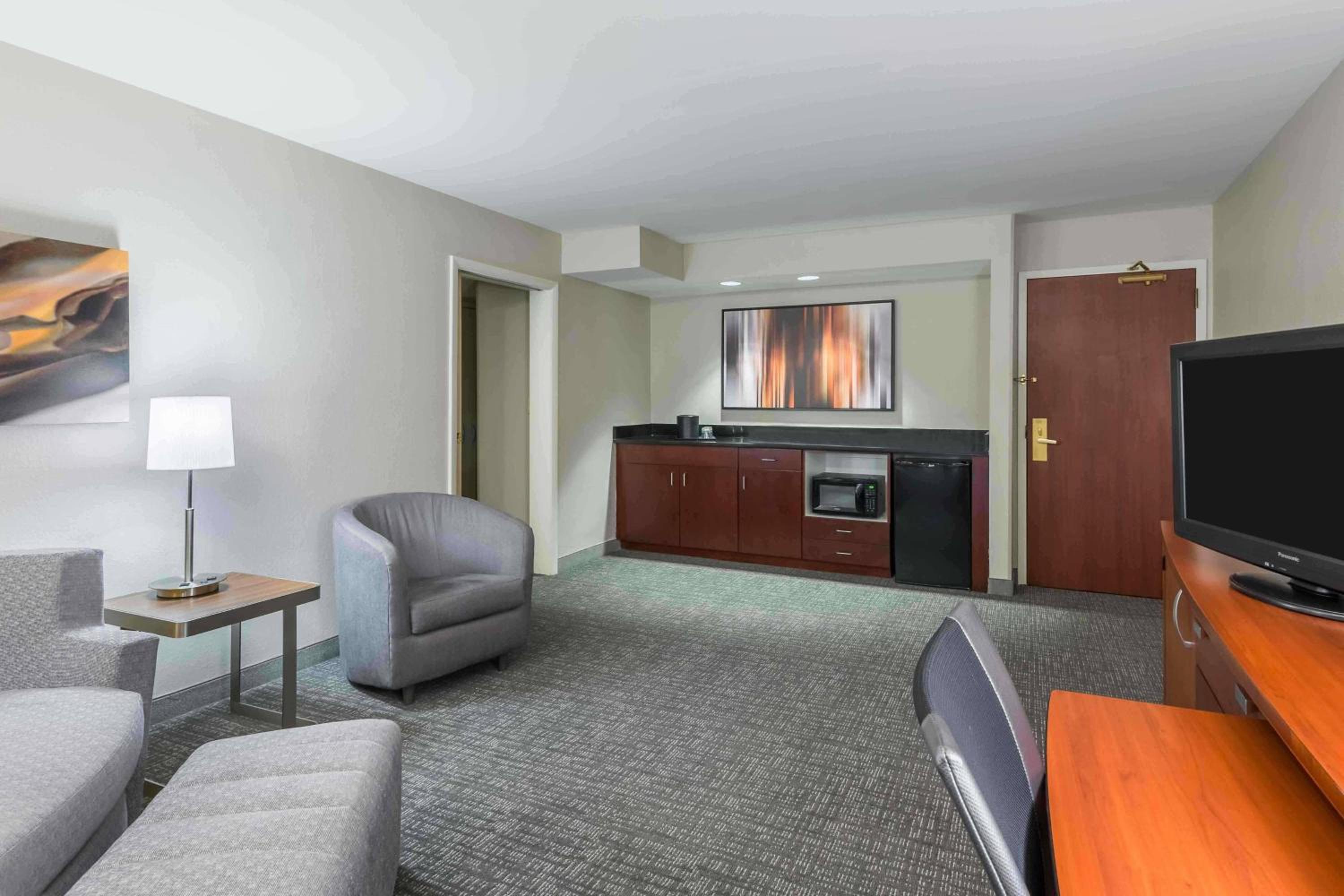 One-Bedroom King Suite with Sofa Bed and Balcony photo 3