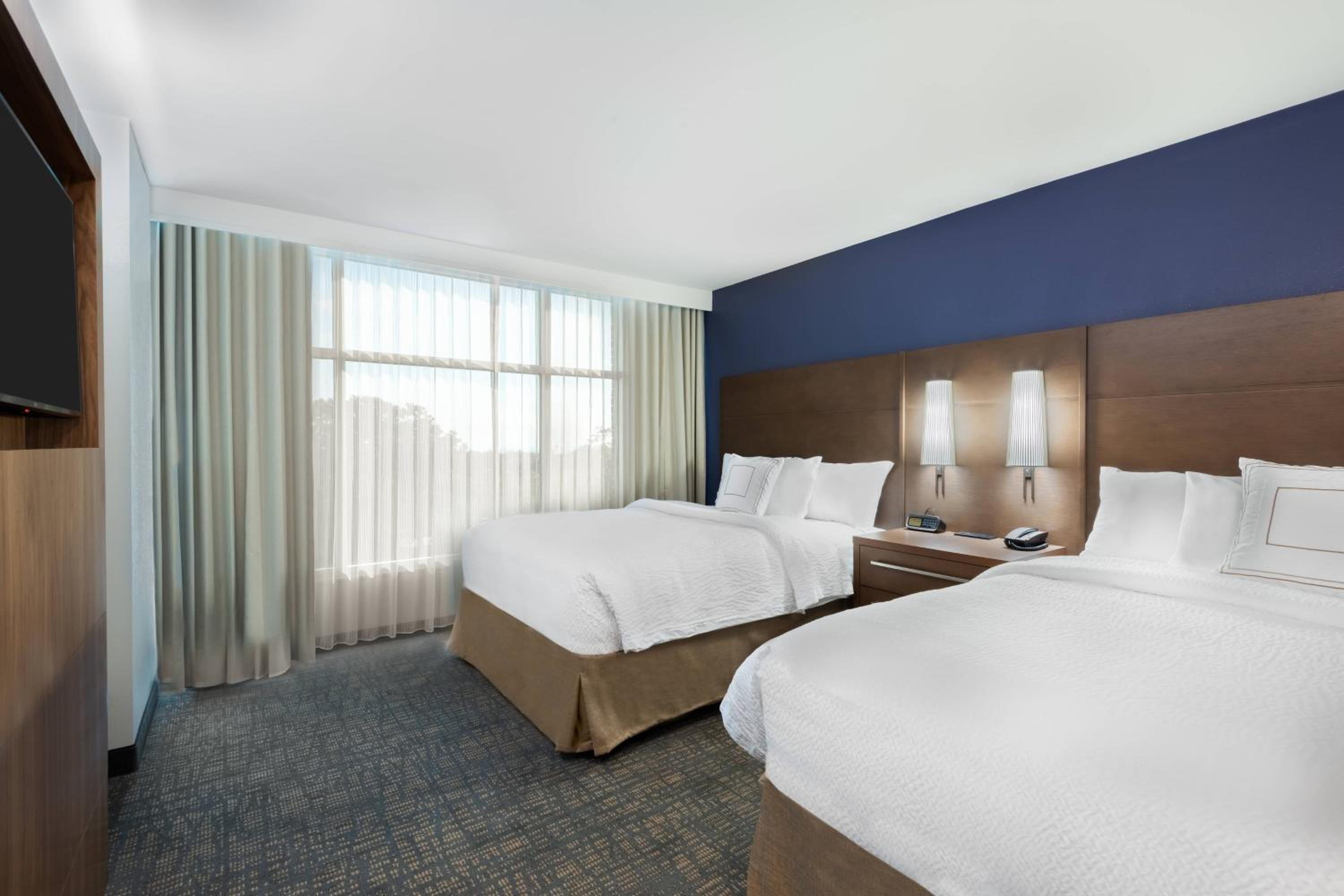 Queen Suite with Two Queen Beds and Sofa Bed - Photo 6