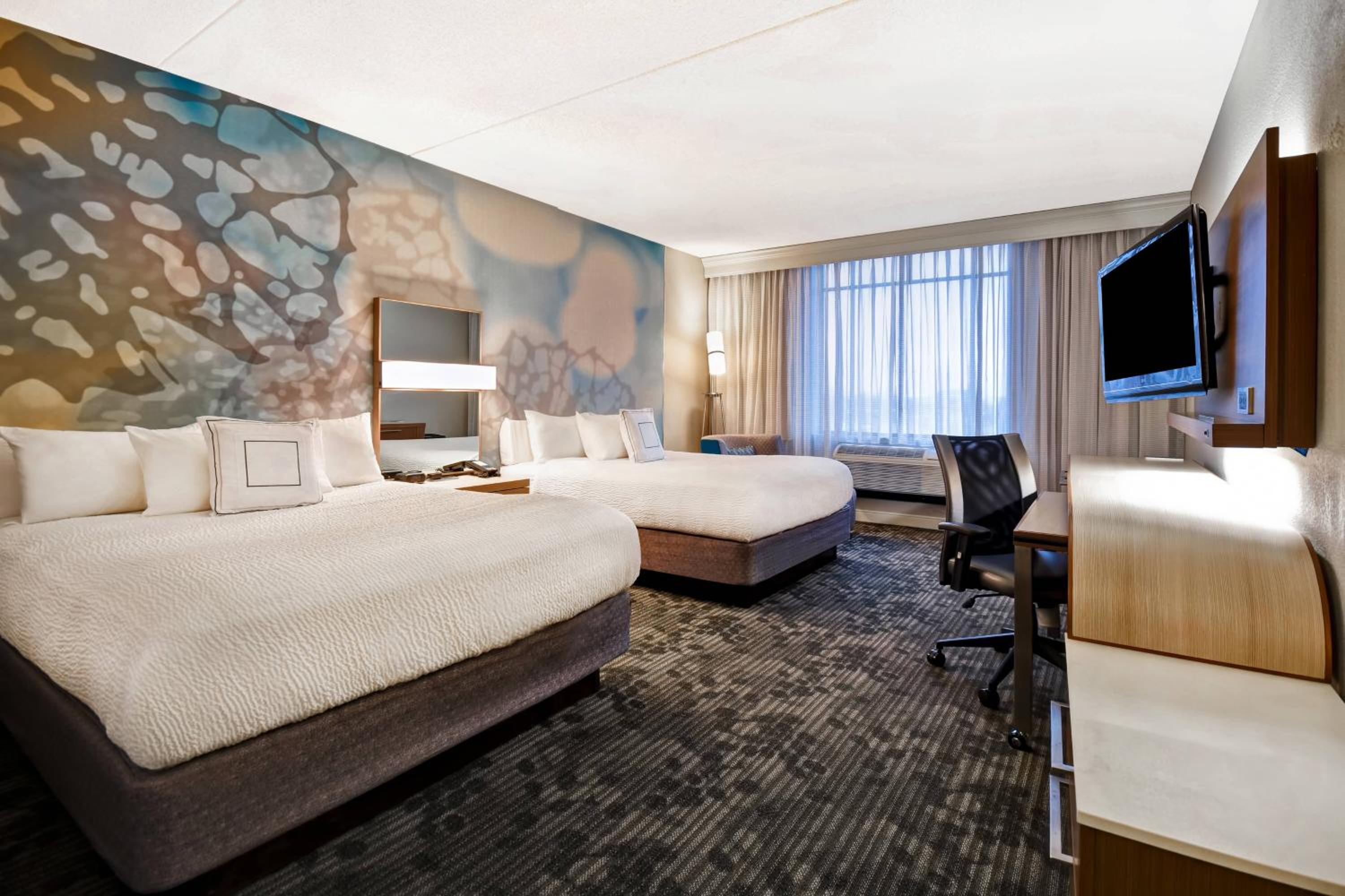 Queen Room with Two Queen Beds - Photo 3