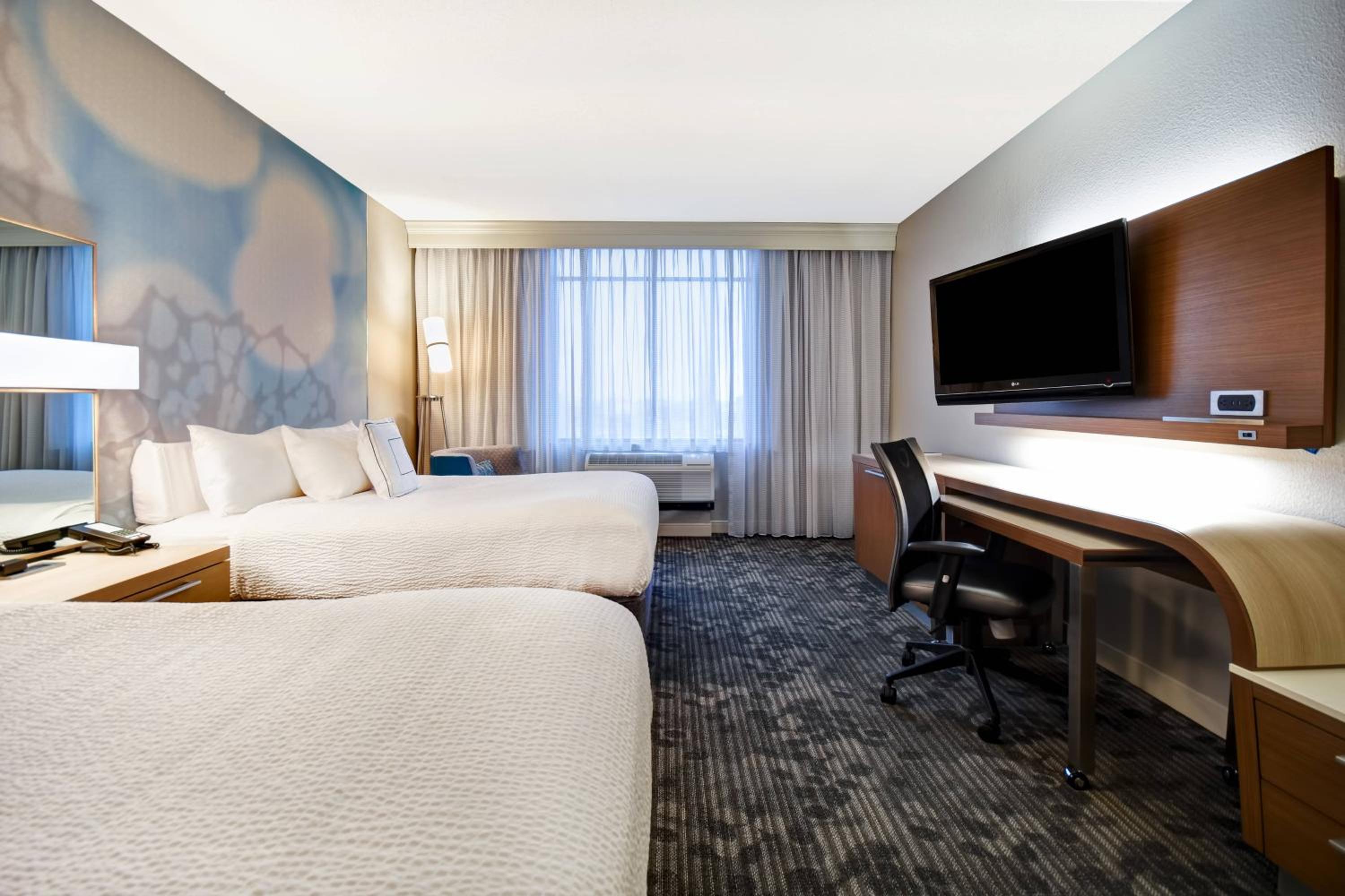 Queen Room with Two Queen Beds - Photo 2