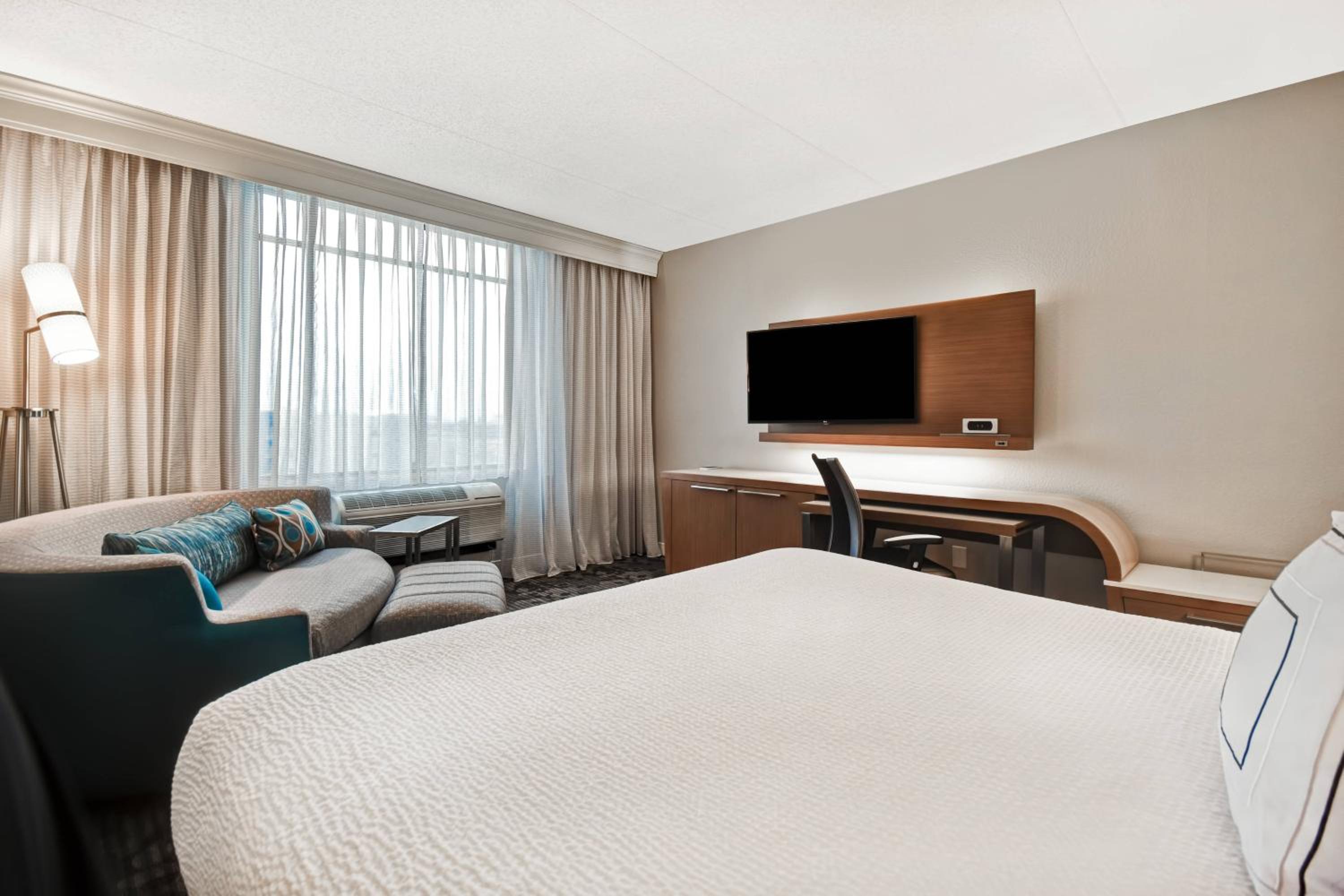 King Room with Sofa Bed - Photo 2