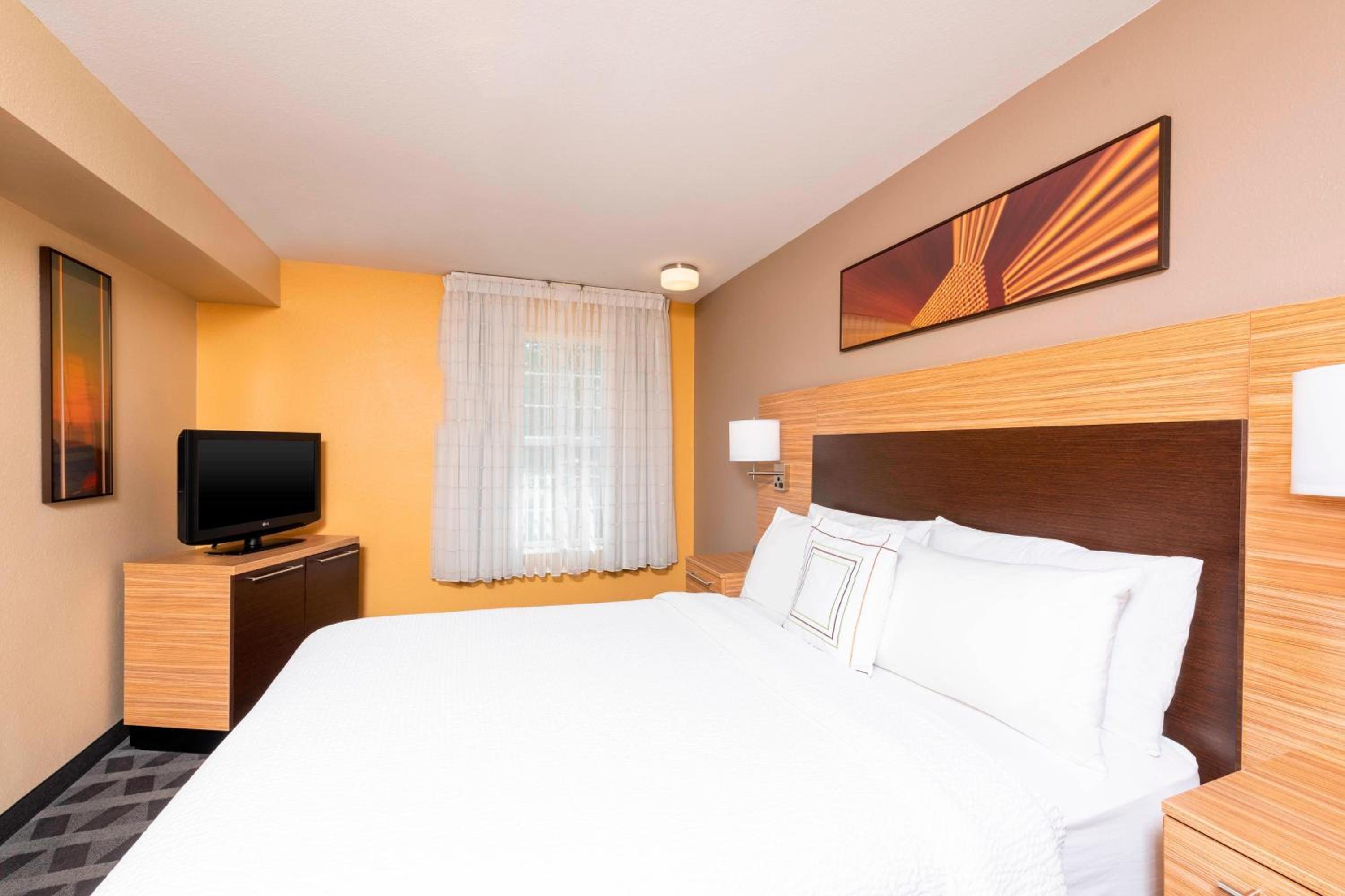 One-Bedroom Queen Suite with Sofa Bed - Photo 2