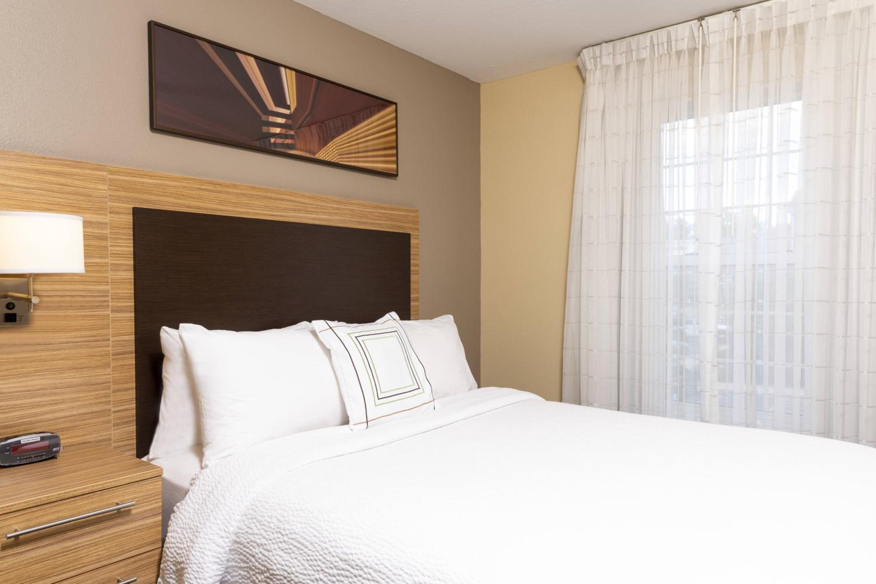 Two-Bedroom Queen Suite with Sofa Bed - Photo 4