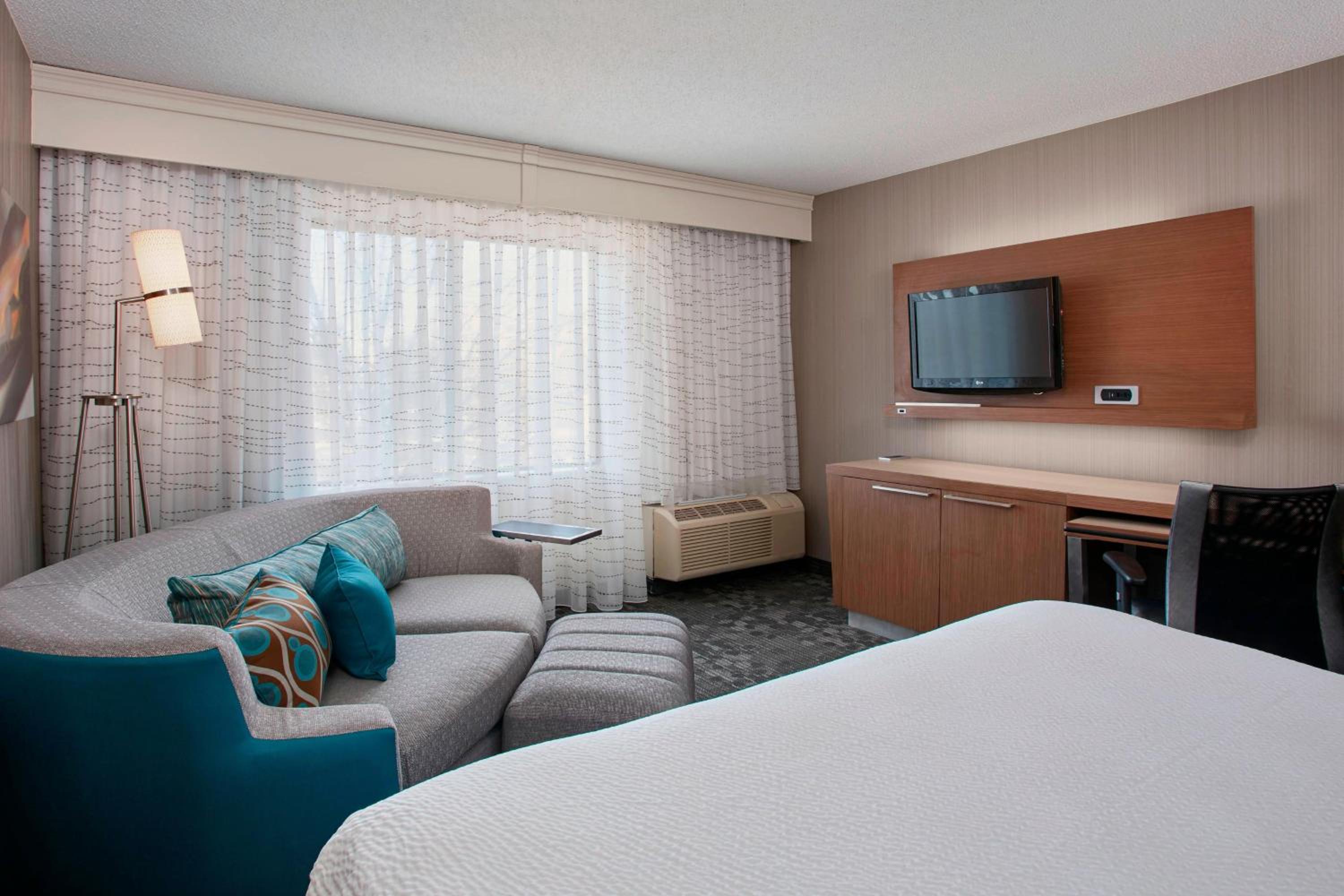 King Room with Sofa Bed - Photo 3