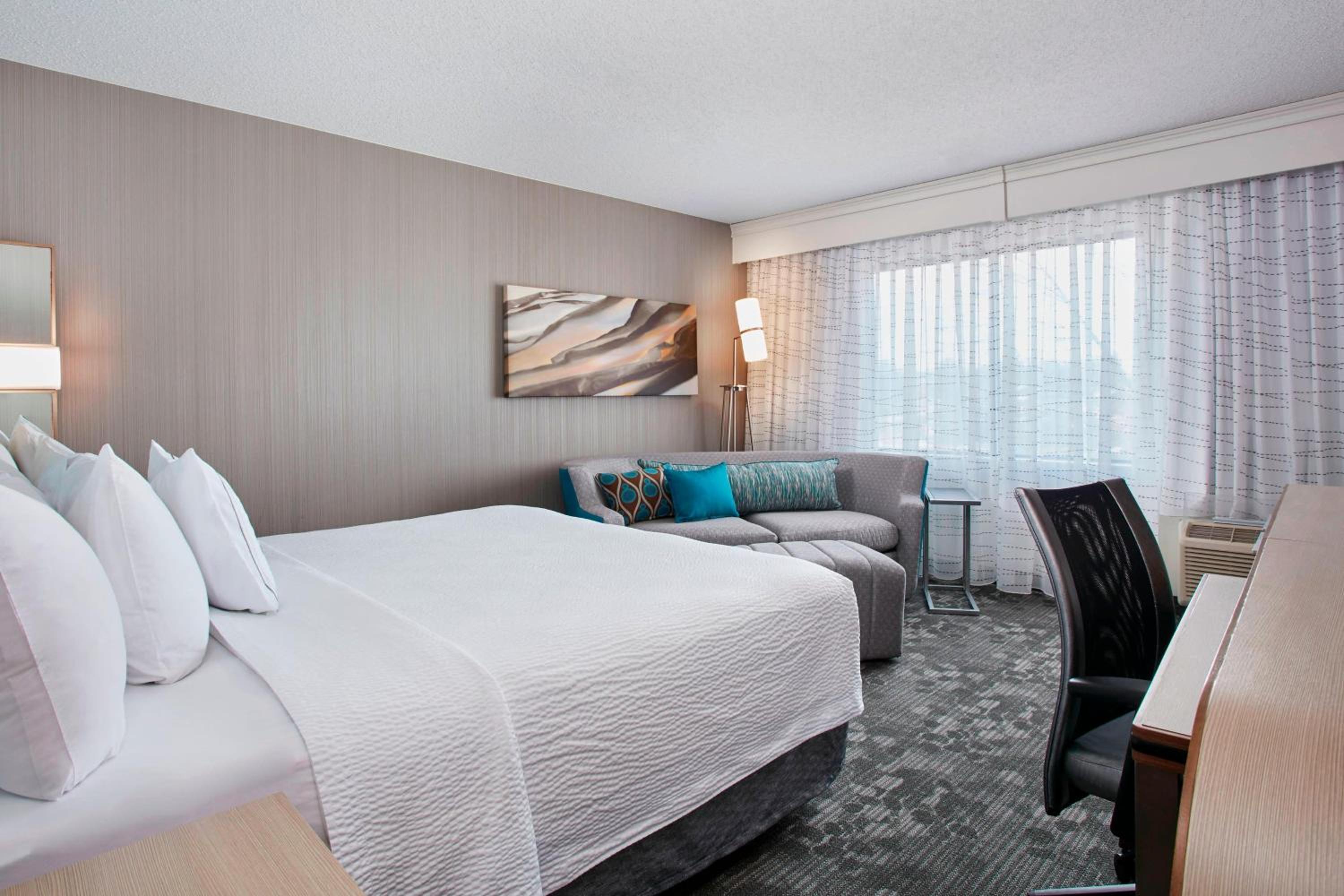 King Room with Sofa Bed - Photo 1