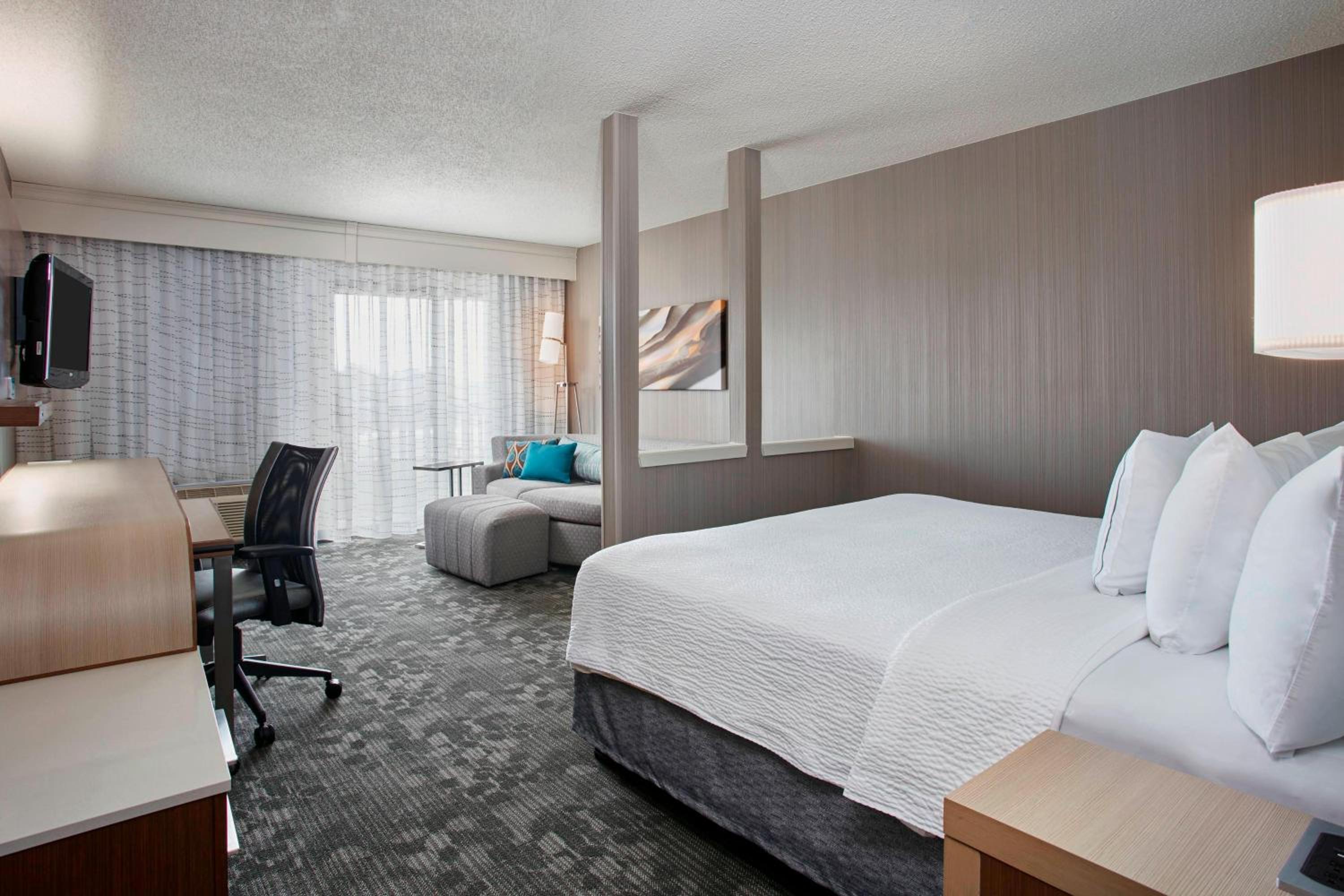 Deluxe King Room with Sofa Bed - Photo 1