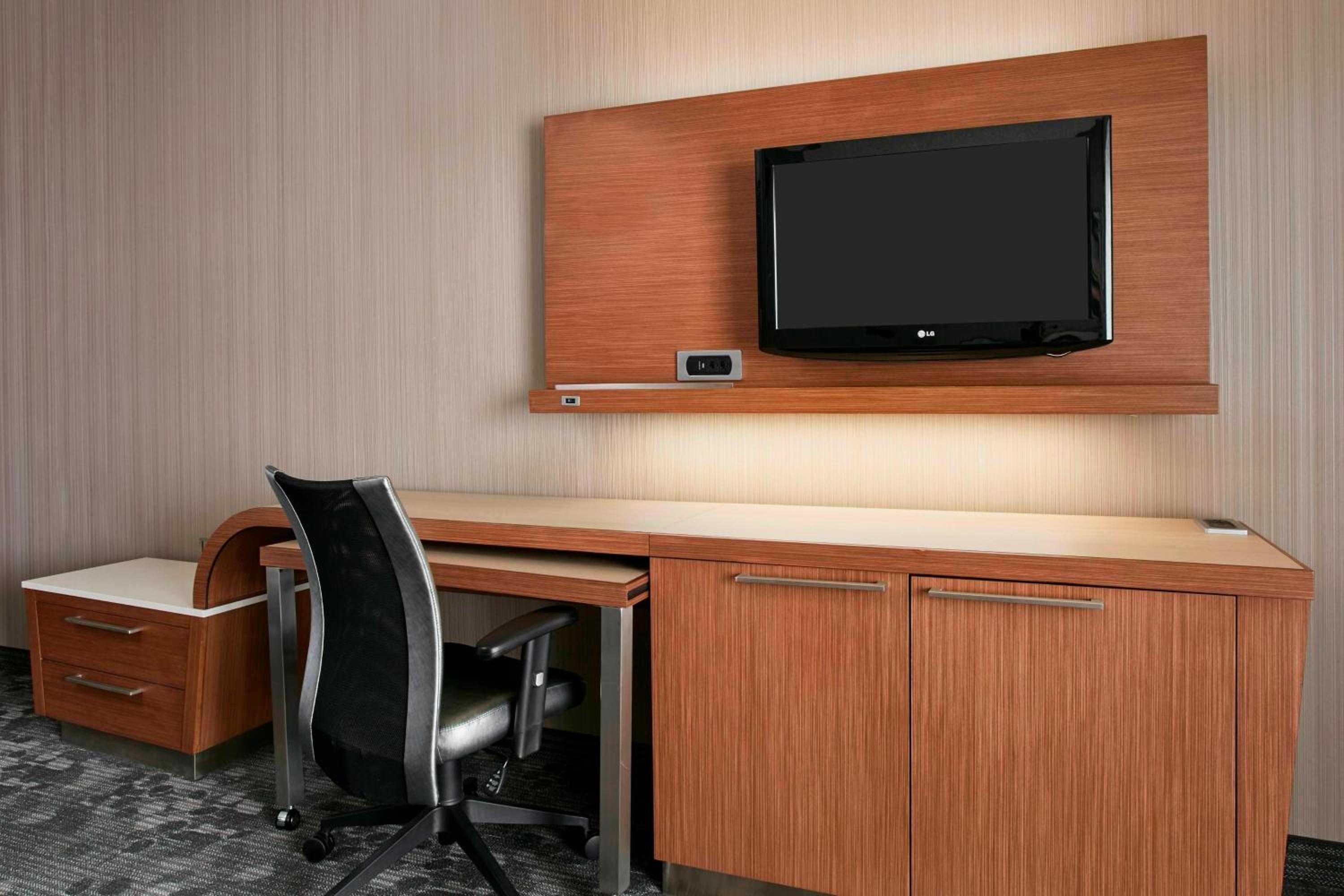 Deluxe King Room with Sofa Bed - Photo 4