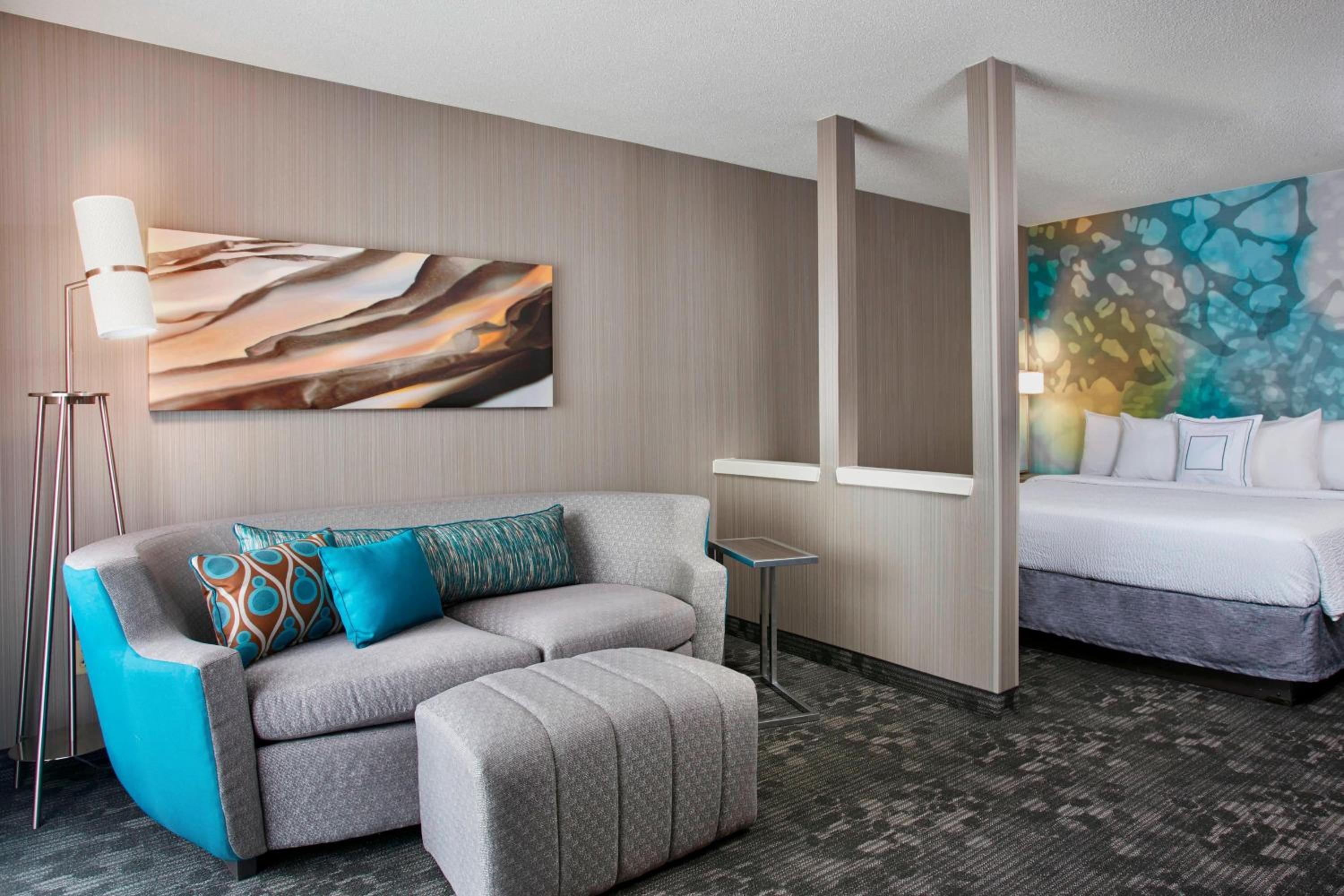Deluxe King Room with Sofa Bed - Photo 3