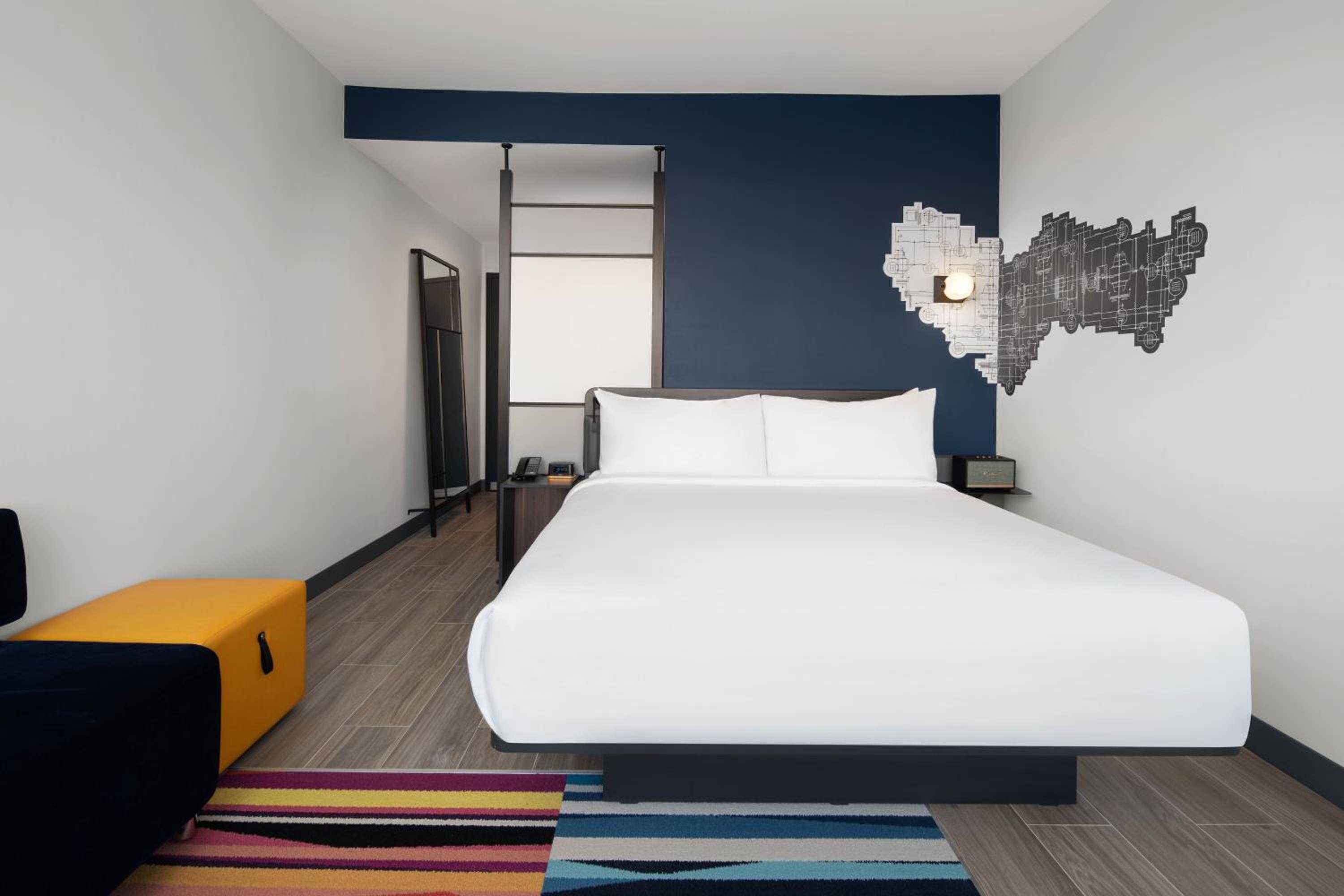 Guest Room, 1 King - Photo 1