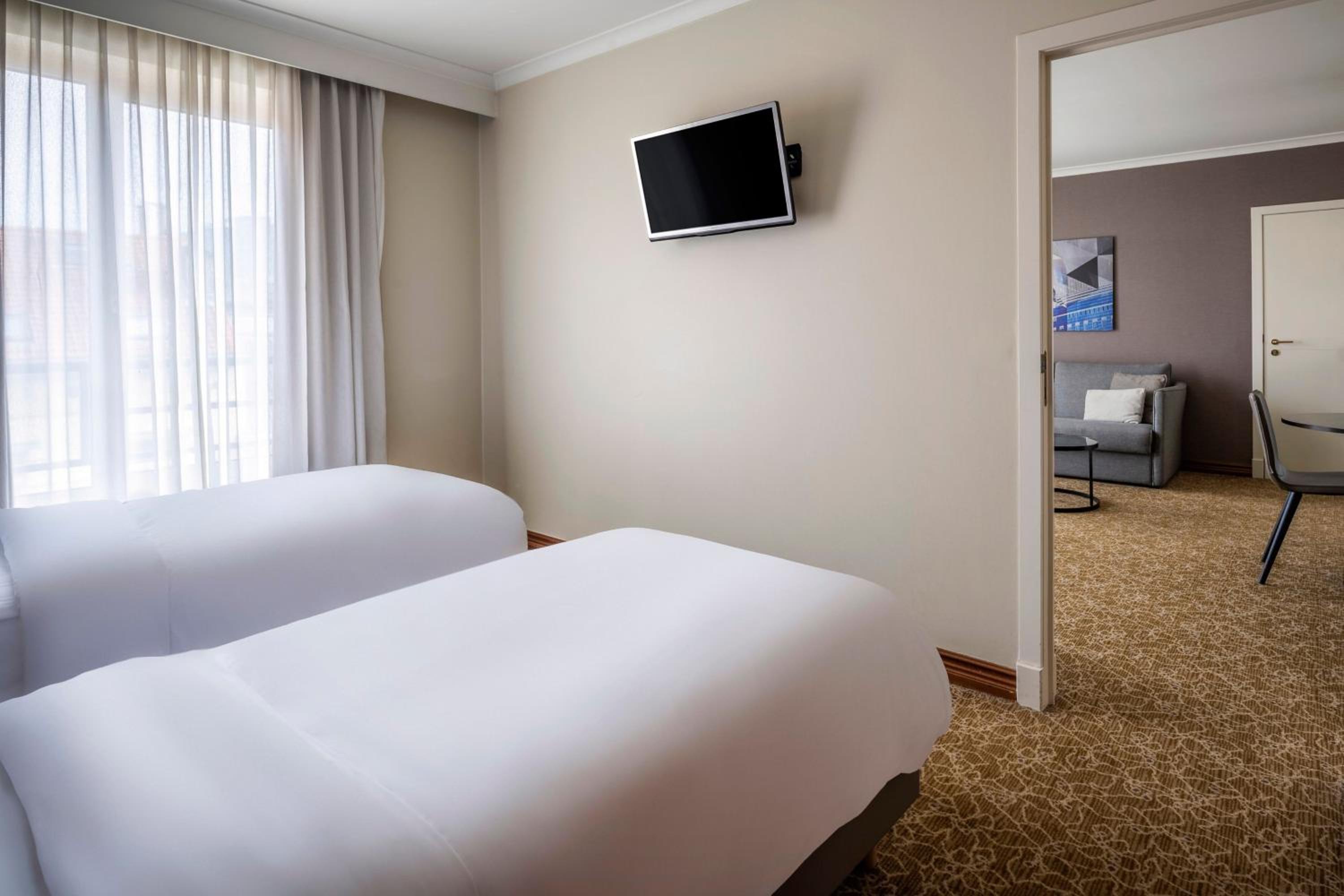 1 Bedroom Suite, 2 Twin/Single Bed(s), Sofa bed - Photo 5