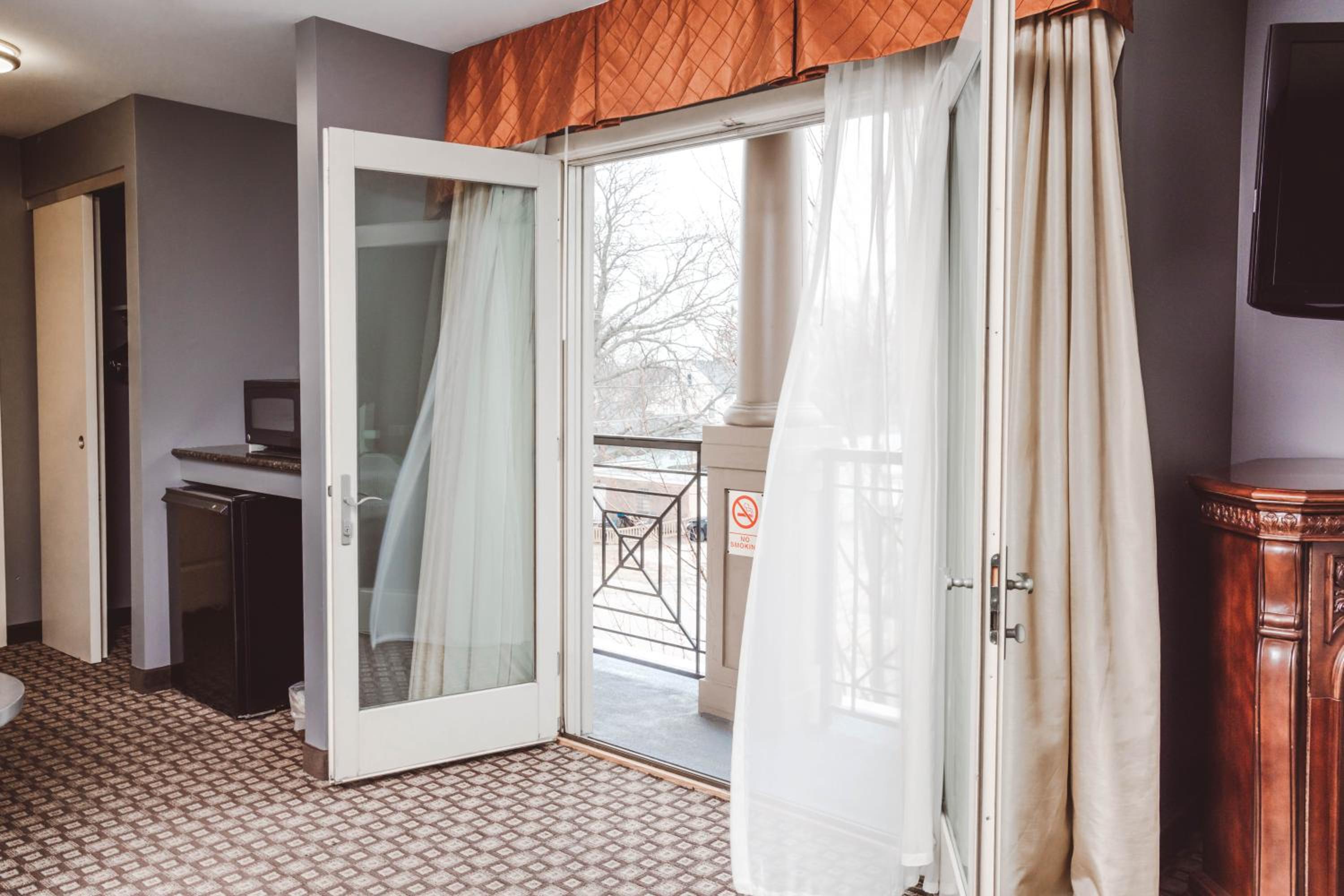 Queen Room with Two Queen Beds and Balcony - Photo 4