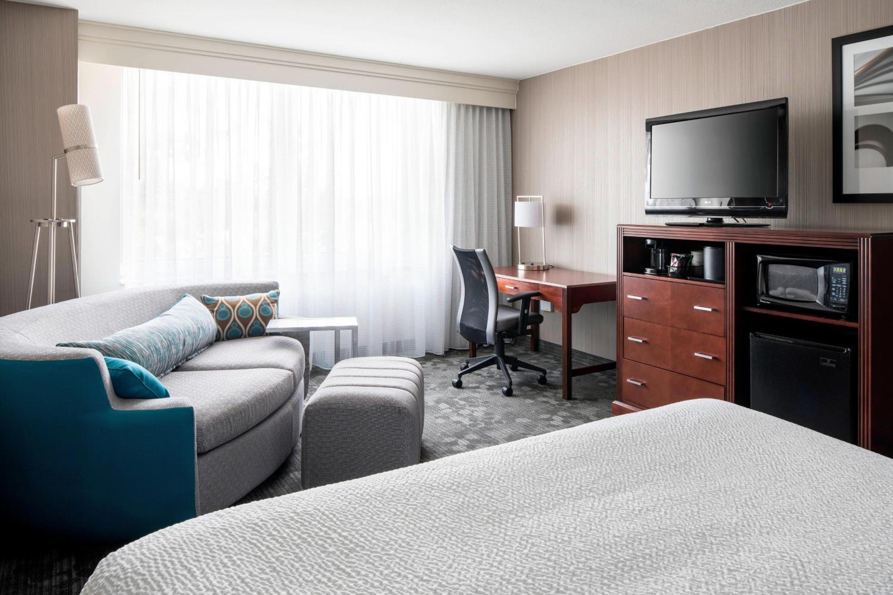 King Room with Sofa Bed - Photo 1