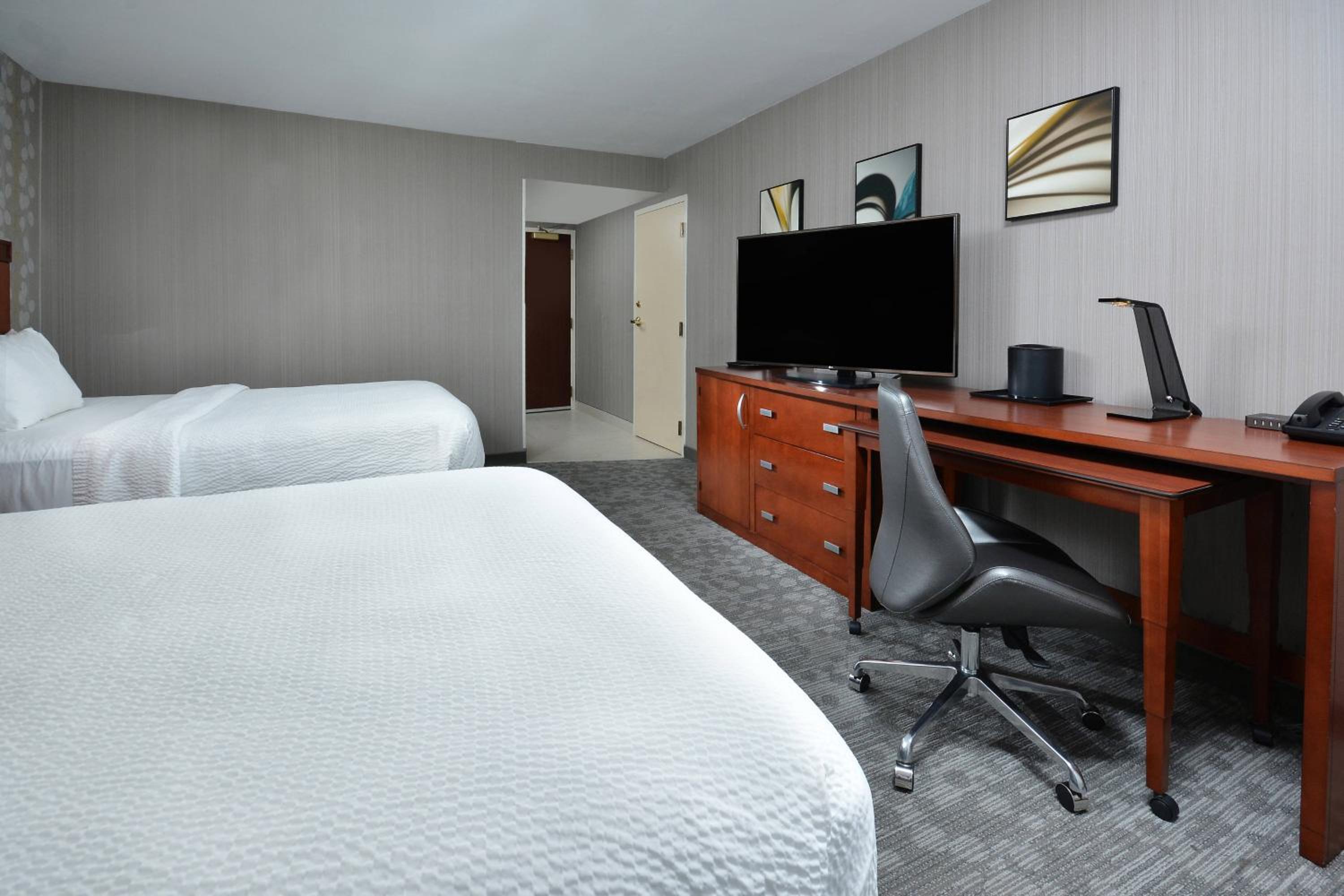 Queen Room with Two Queen Beds - Photo 2