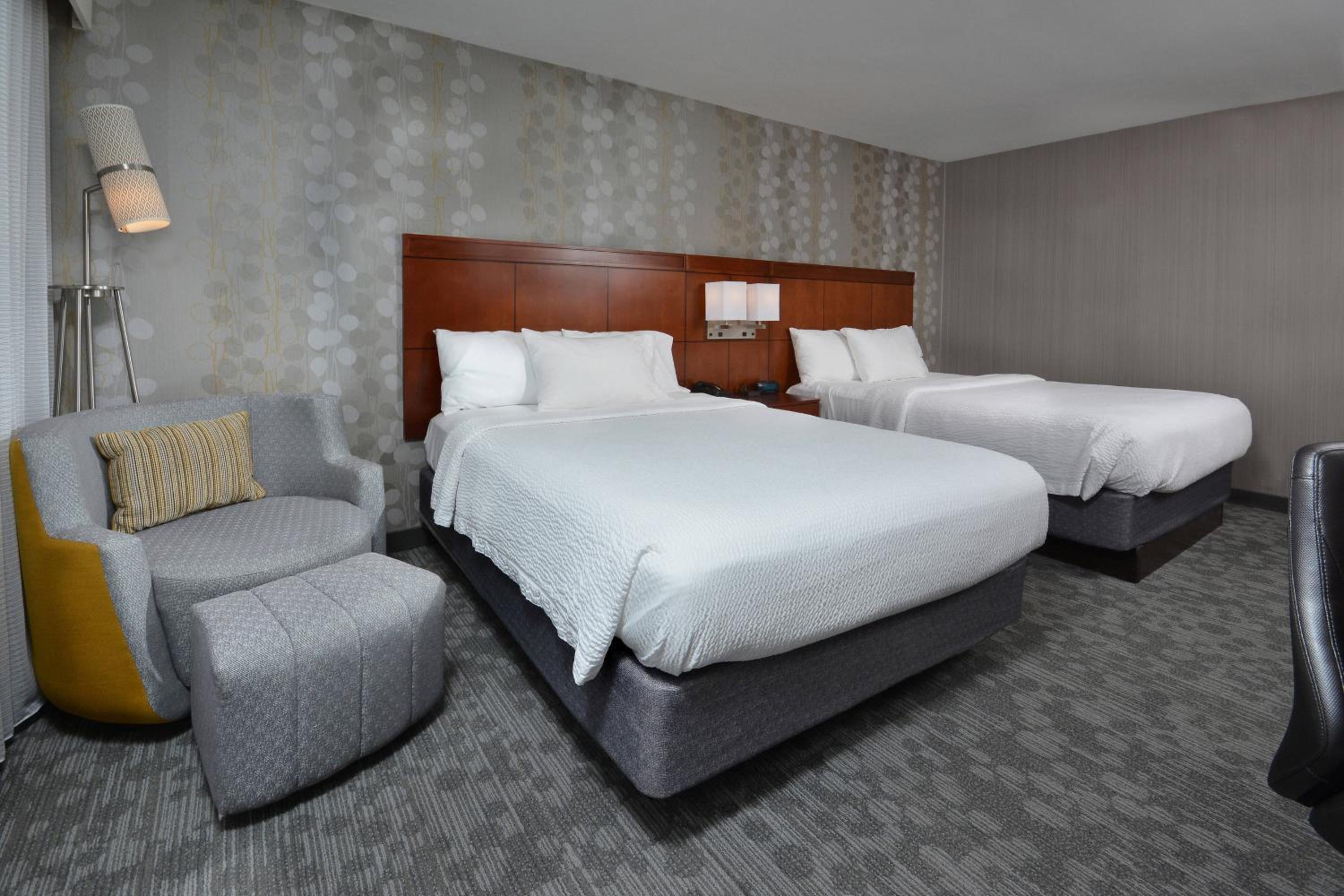 Queen Room with Two Queen Beds - Photo 4