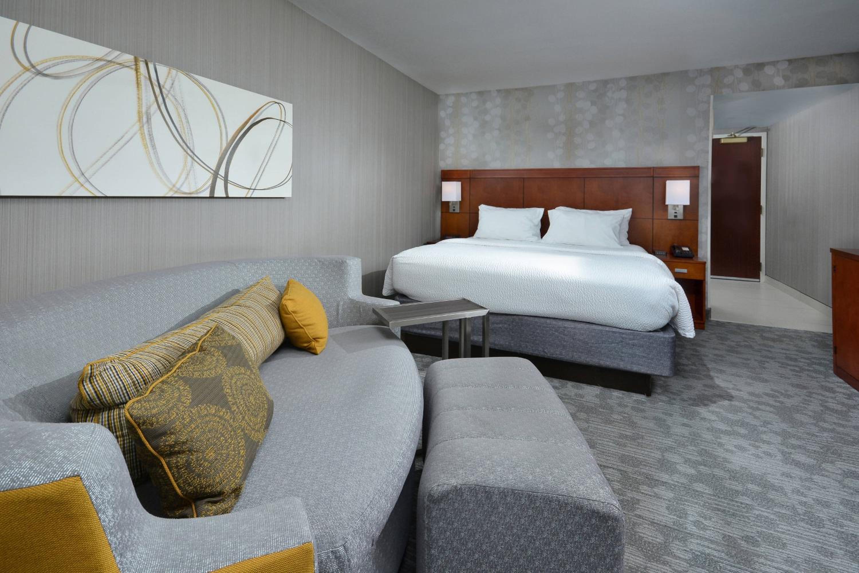 King Room with Sofa Bed - Photo 2