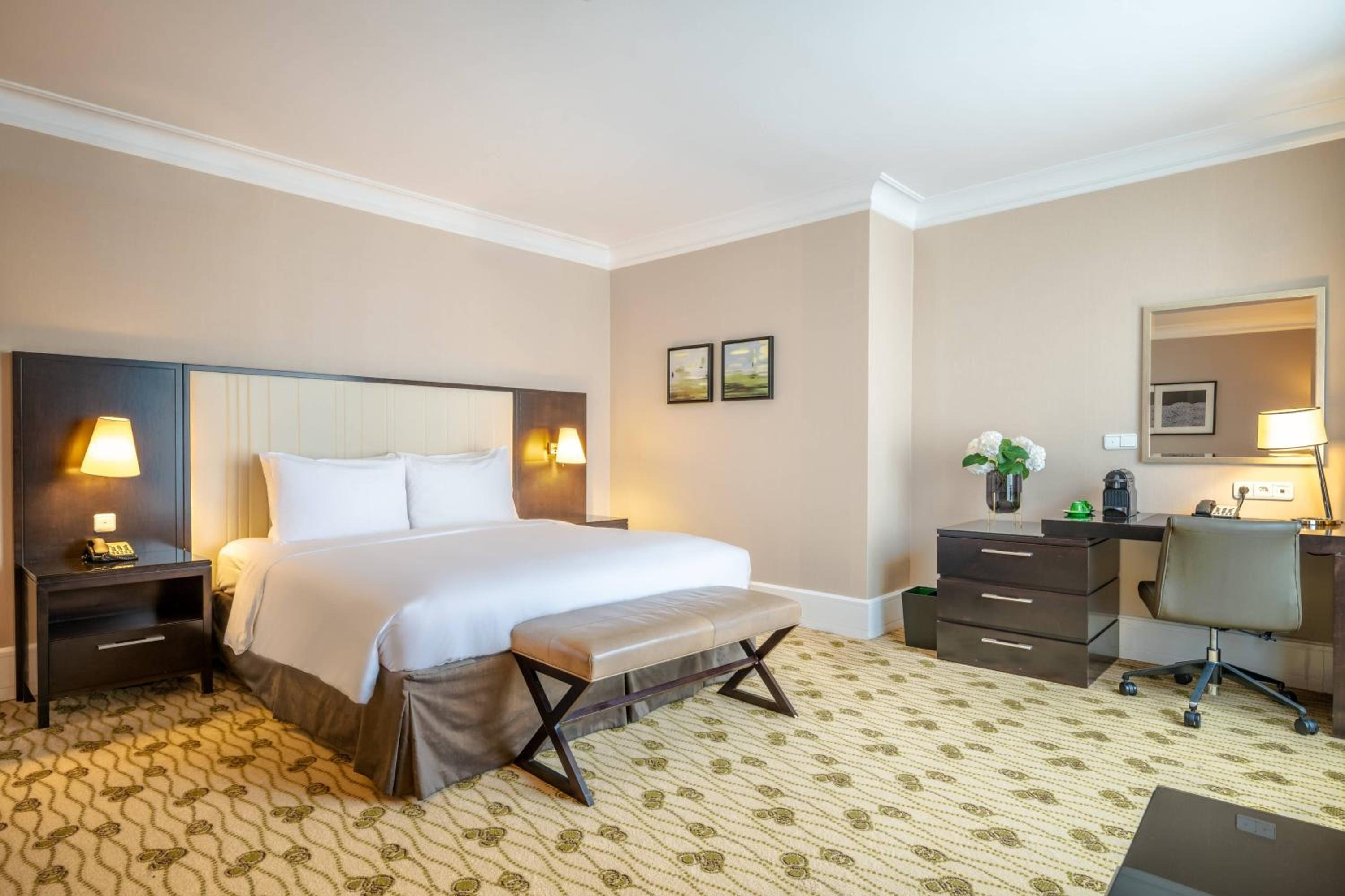 Executive King Suite - Photo 7