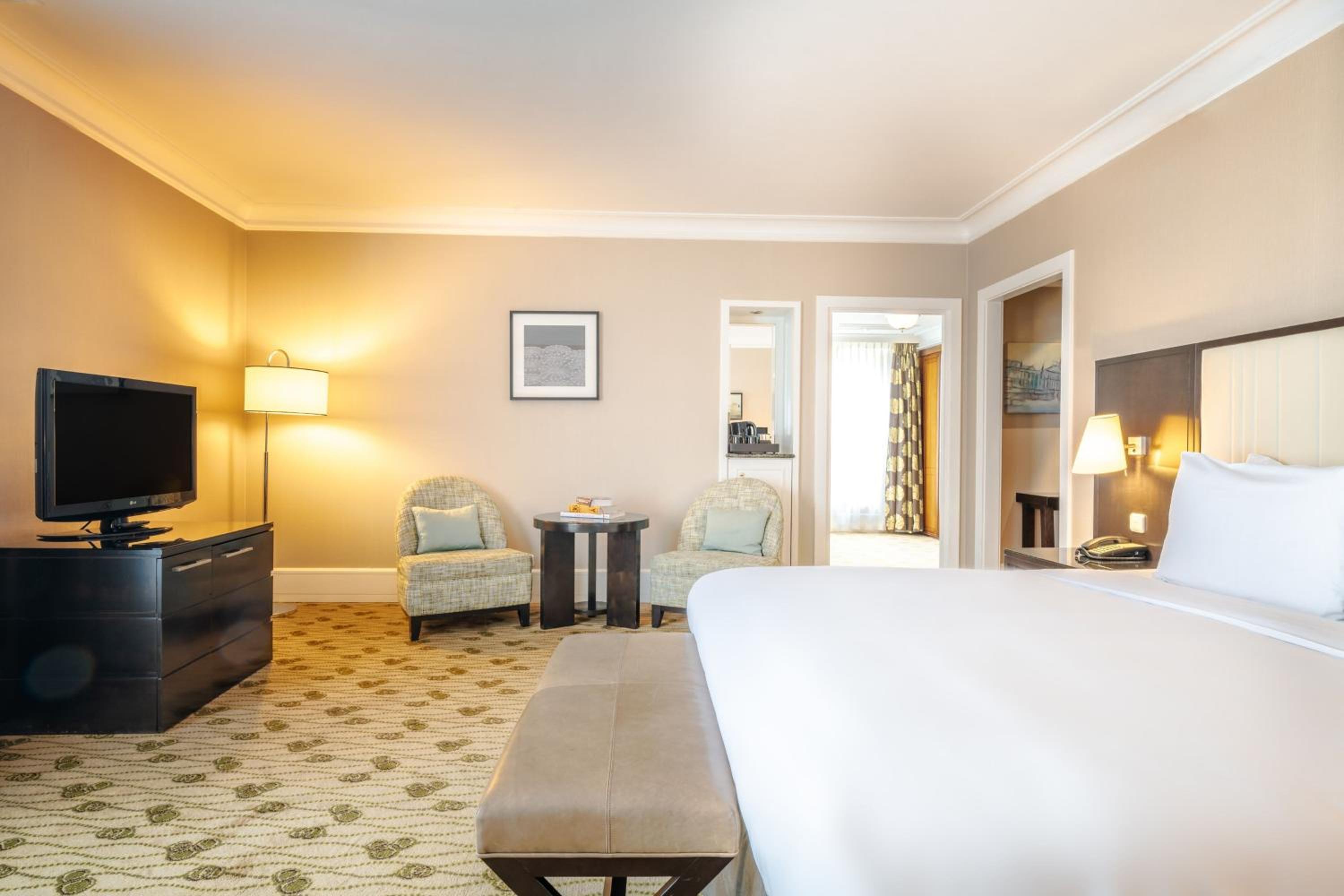 Executive King Suite - Photo 3