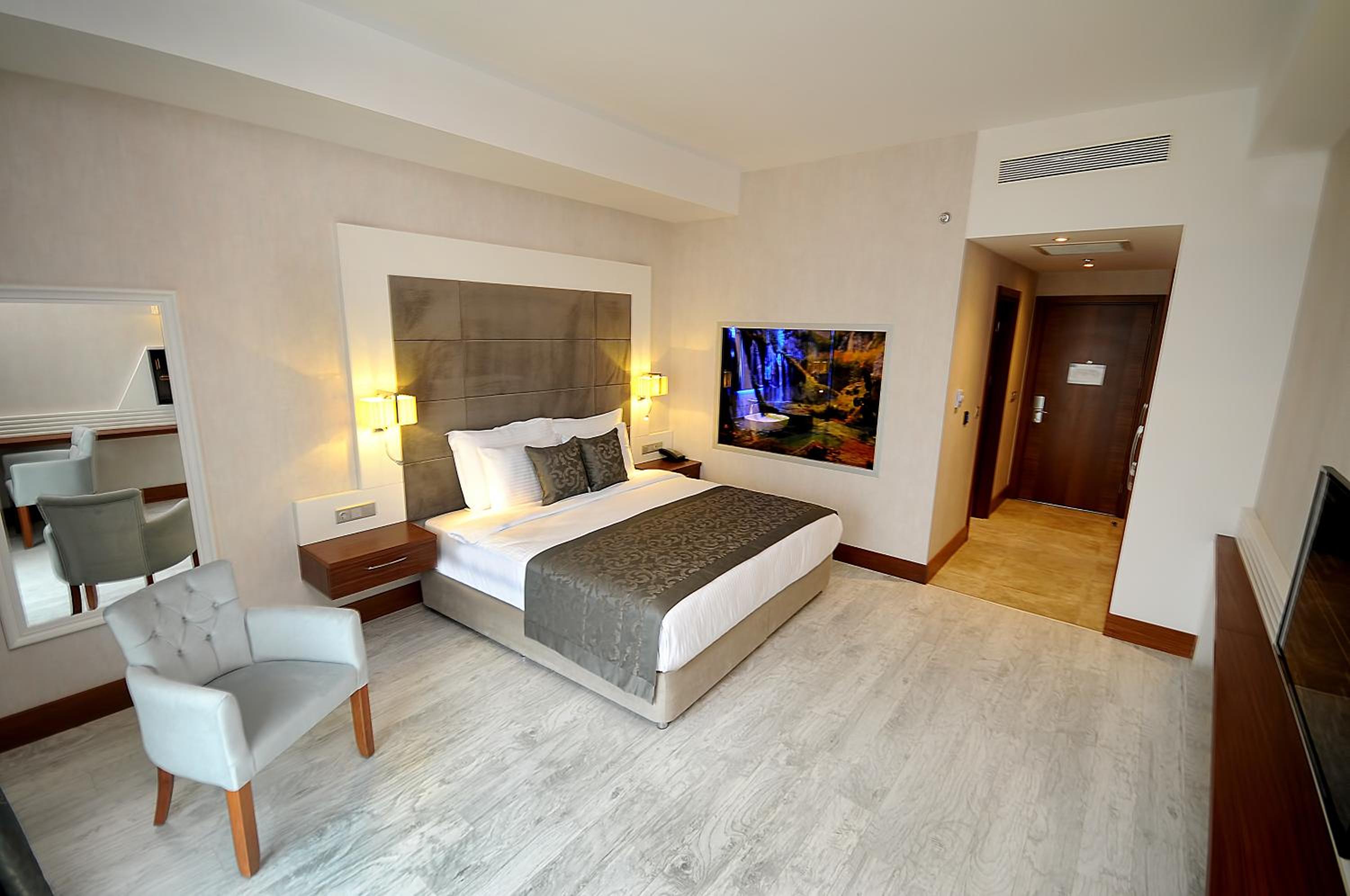 Executive Suite - Photo 3